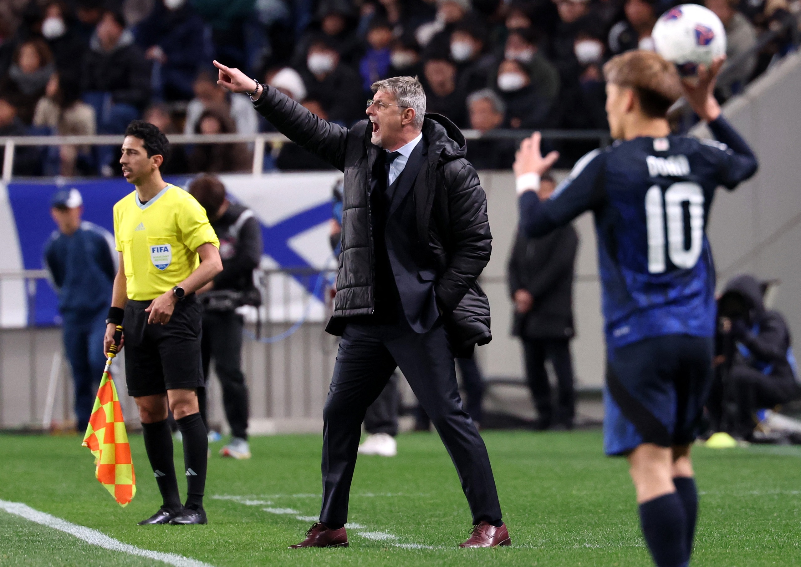 Индонезийские болельщики лишились дара речи после того, как тренер сборной Бахрейна высмеял натурализацию игроков - Фото 1. Bị HLV đội Bahrain mỉa mai chuyện nhập tịch cầu thủ, CĐV Indonesia nghẹn lời- Ảnh 1.