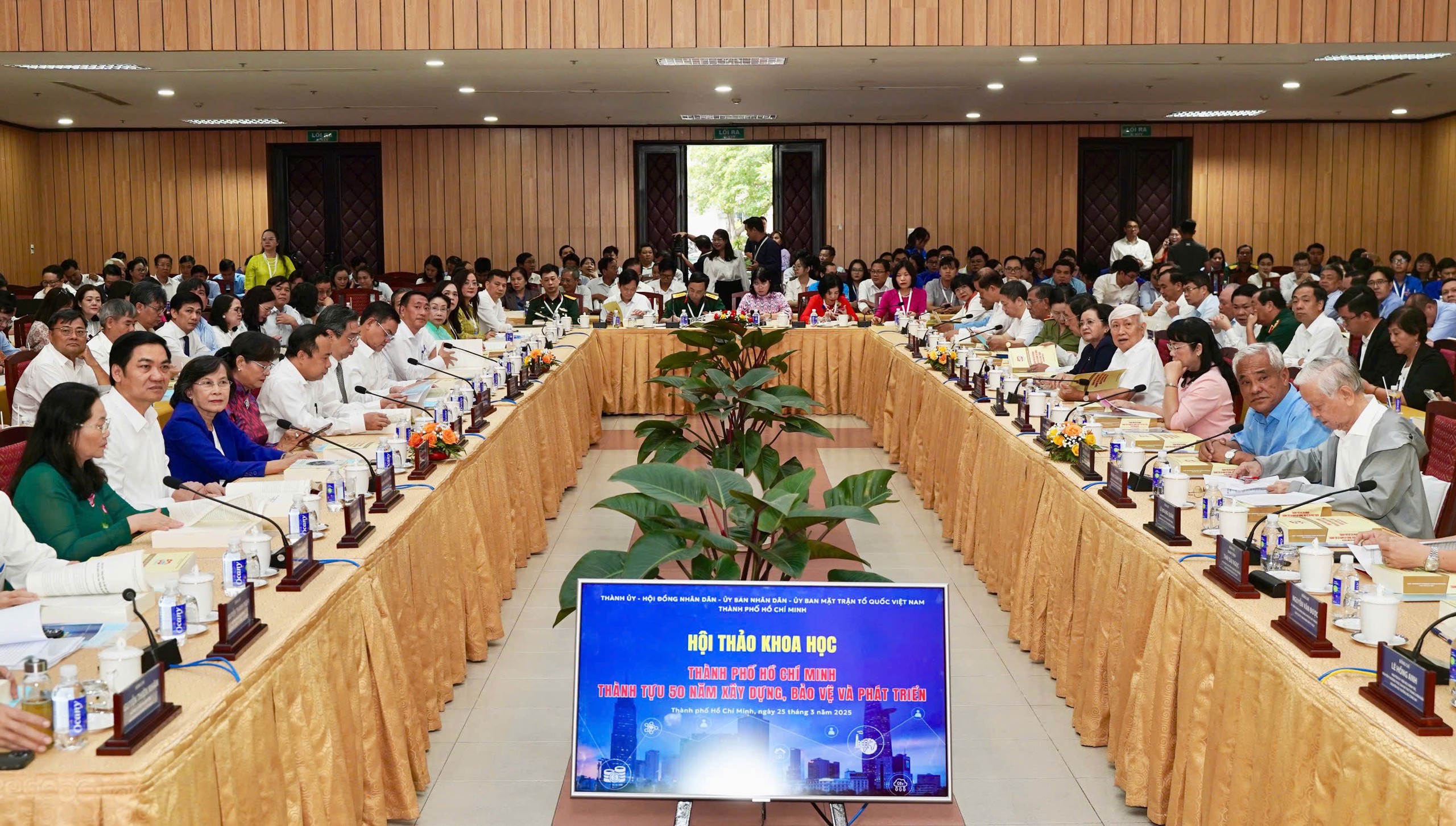 TP.HCM phải 'tự cởi trói' thoát khỏi điểm nghẽn thể chế - Ảnh 3.