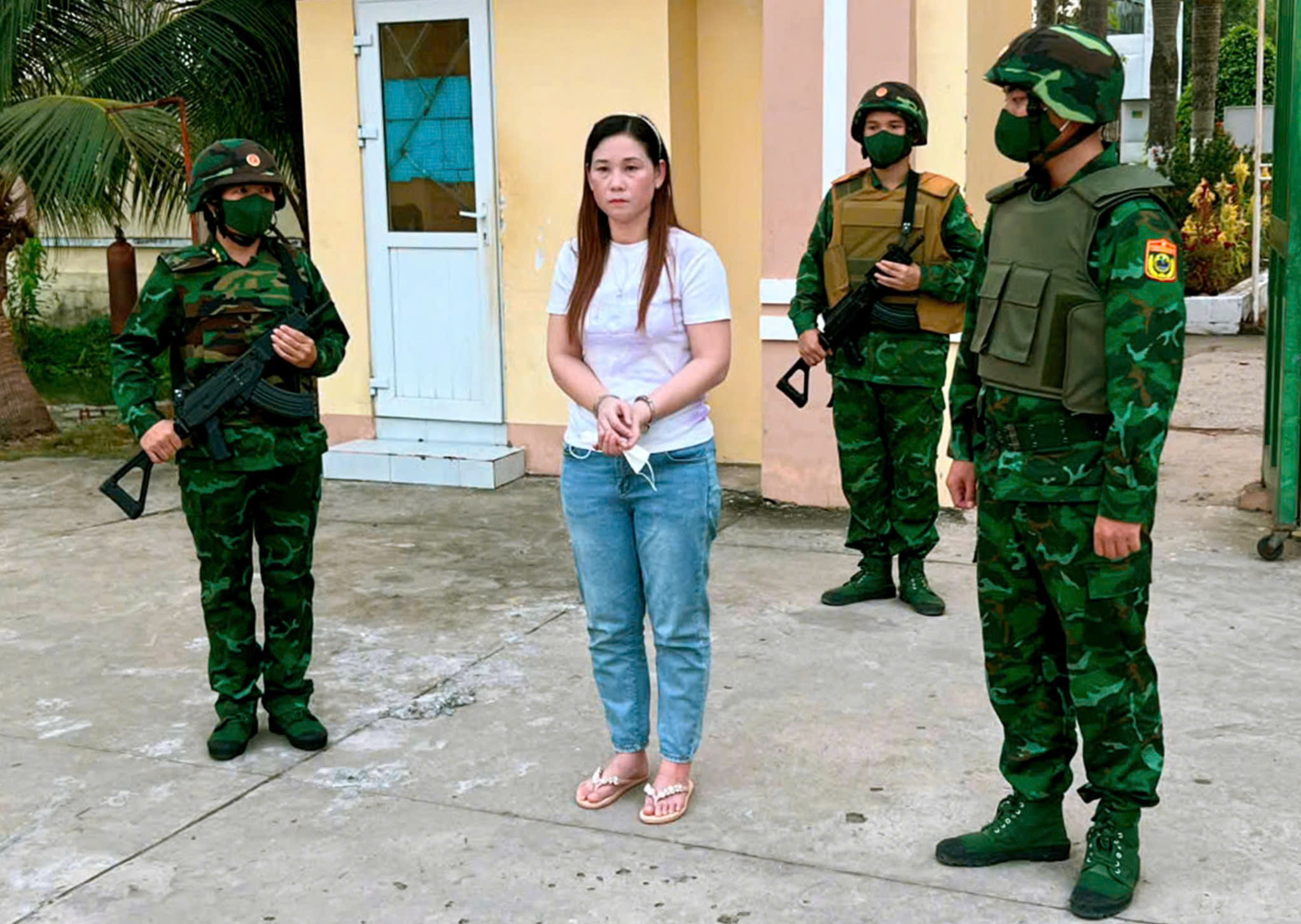 Long An: Phát hiện cô gái trốn truy nã muốn xuất cảnh trái phép sang Campuchia- Ảnh 2. Long An: Phát hiện cô gái trốn truy nã muốn xuất cảnh trái phép sang Campuchia- Ảnh 2.