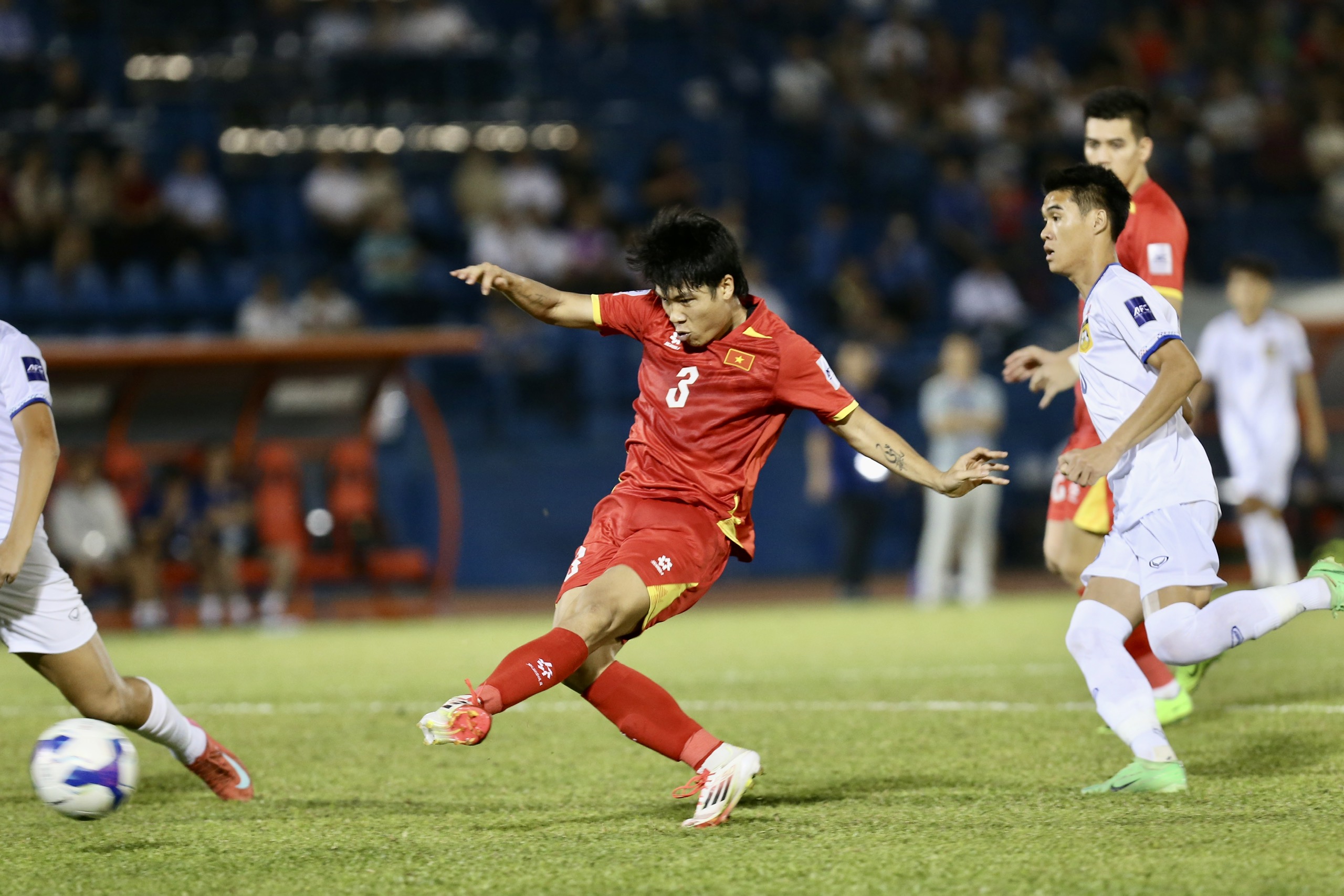 HLV đội L&agrave;o bất ngờ n&oacute;i về chuyện nhập tịch của b&oacute;ng đ&aacute; khu vực, quyết thắng ngược Malaysia- Ảnh 2.