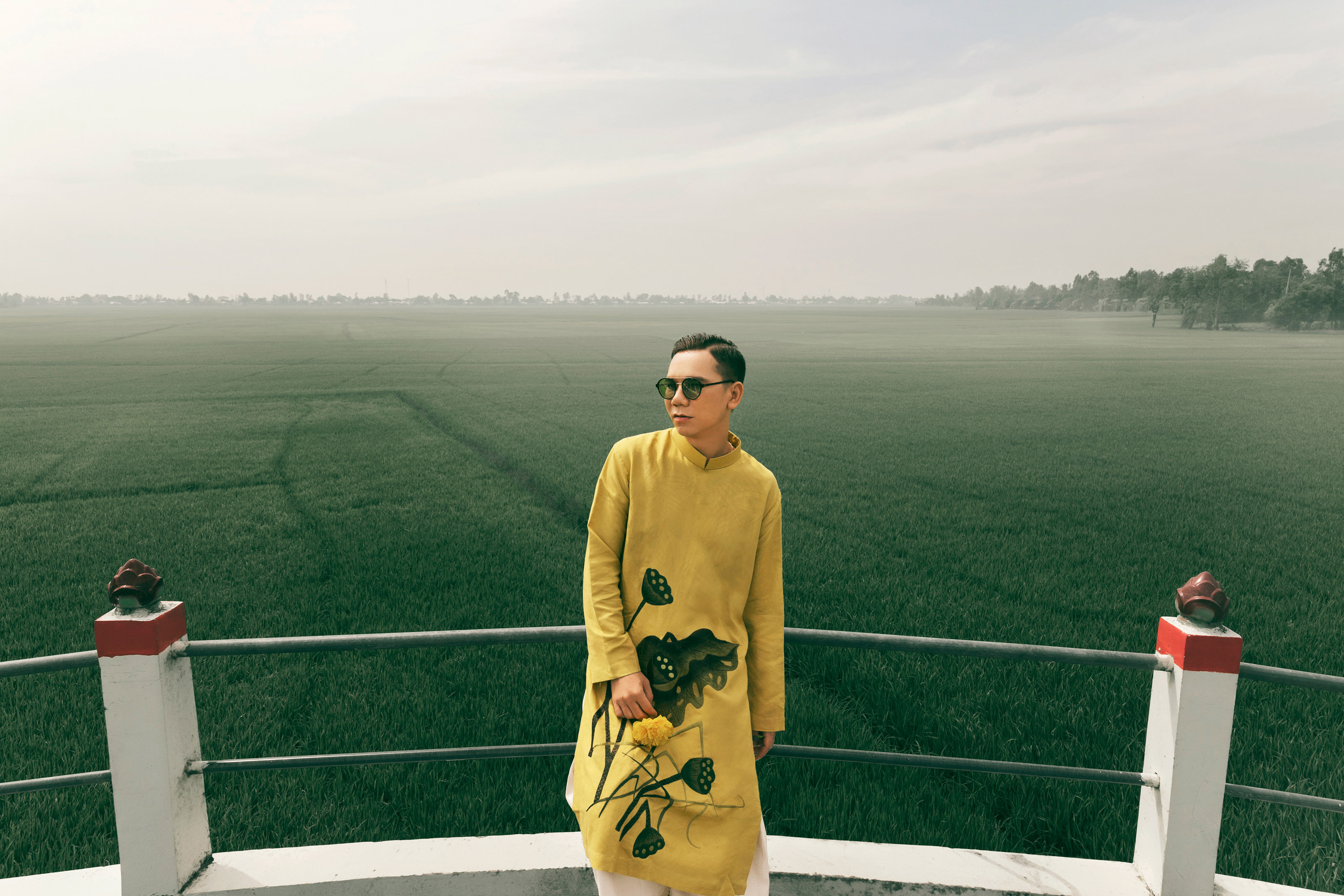 'Áo dài về trên quê hương', nhiếp ảnh gia đưa áo dài vào cuộc sống - Ảnh 1.