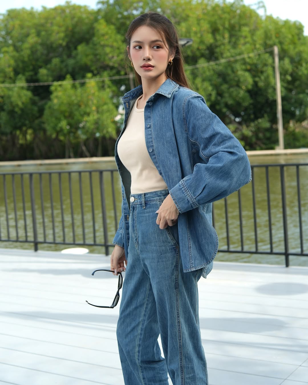‘Cháy phố’ ngày hè với trang phục denim on denim cực chất - Ảnh 1.