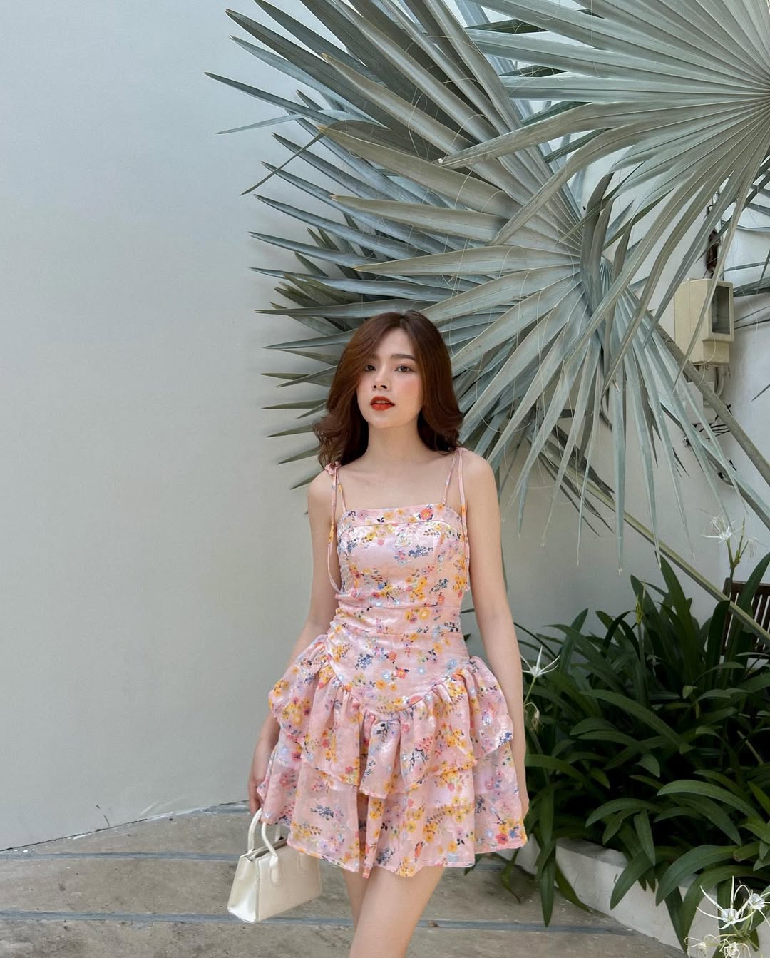 „Verwandeln“ Sie Ihren sexy Stil mit einem Kleid mit zwei Trägern – Foto 1. ‘Hô biến’ phong cách quyến rũ với váy hai dây- Ảnh 1.