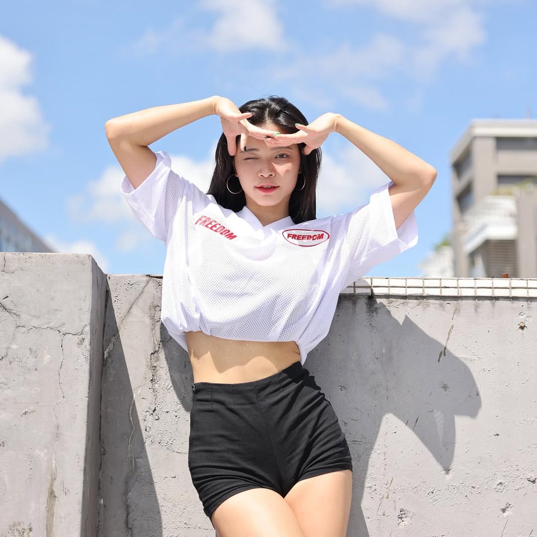 រូបមន្ត 4 សម្រាប់ការស្លៀកសំលៀកបំពាក់កីឡា 'ស្តង់ដារ' សម្រាប់រដូវក្តៅក្តៅ - រូបថត 4 ។ 4 công thức diện đồ sporty ‘chuẩn chỉnh’ cho ngày hè nóng bức- Ảnh 4.