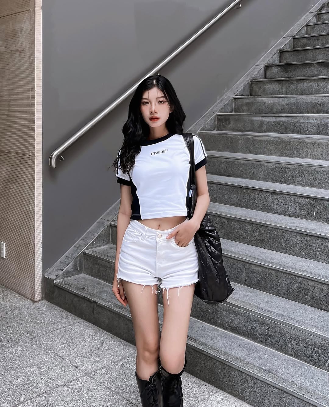 រូបមន្តសំលៀកបំពាក់កីឡាដ៏ល្អឥតខ្ចោះចំនួន 4 សម្រាប់រដូវក្តៅក្តៅ - រូបថត 3 ។ 4 công thức diện đồ sporty ‘chuẩn chỉnh’ cho ngày hè nóng bức- Ảnh 3.