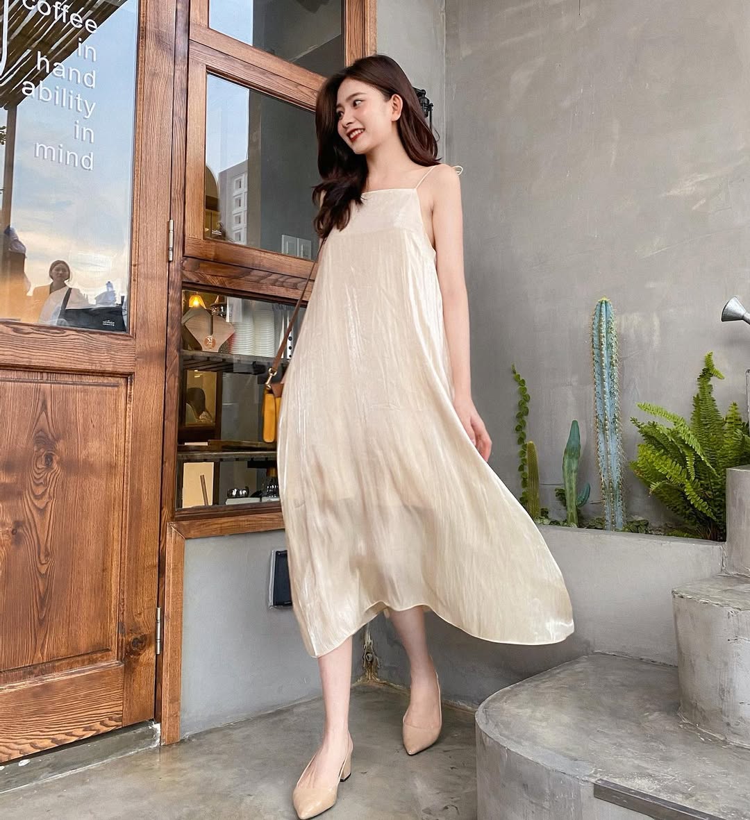 „Verwandeln“ Sie Ihren sexy Stil mit einem Kleid mit zwei Trägern – Foto 6. ‘Hô biến’ phong cách quyến rũ với váy hai dây- Ảnh 6.