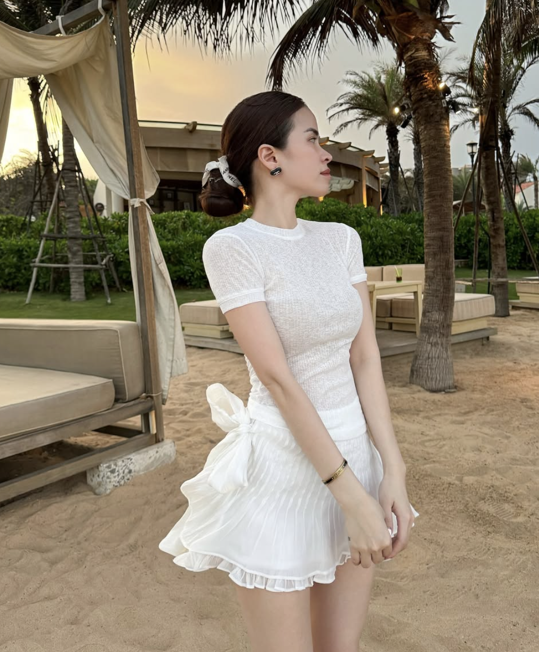 پوشیدن لباس تمام سفید، لوکس و مد روز برای این تابستان - عکس ۳. Diện nguyên cây trắng, sang trọng và thời thượng cho mùa hè năm nay- Ảnh 3.