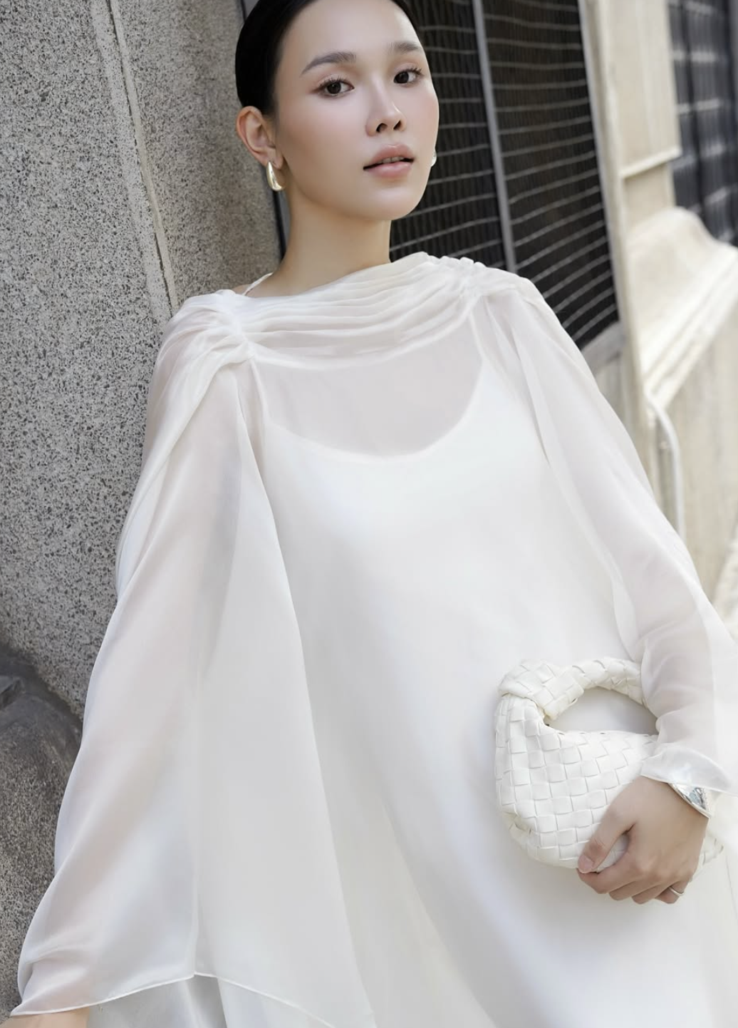 پوشیدن لباس تمام سفید، لوکس و مد روز برای این تابستان - عکس ۷. Diện nguyên cây trắng, sang trọng và thời thượng cho mùa hè năm nay- Ảnh 7.