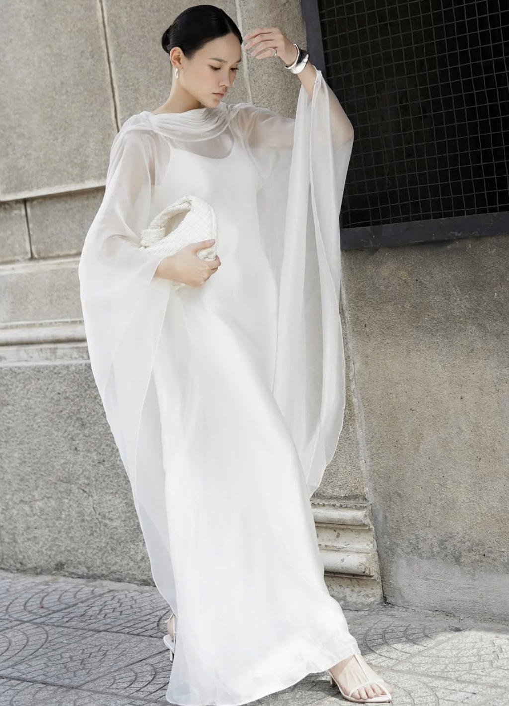 پوشیدن لباس تمام سفید، لوکس و مد روز برای این تابستان - عکس ۶. Diện nguyên cây trắng, sang trọng và thời thượng cho mùa hè năm nay- Ảnh 6.