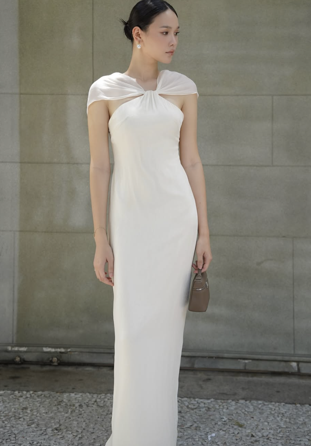 پوشیدن لباس تمام سفید، لوکس و مد روز برای این تابستان - عکس ۸. Diện nguyên cây trắng, sang trọng và thời thượng cho mùa hè năm nay- Ảnh 8.