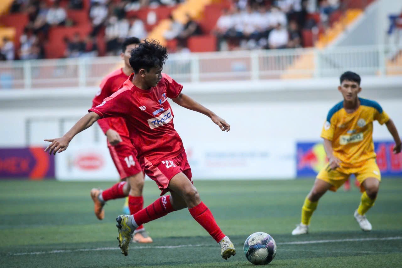 ឯកអគ្គរដ្ឋទូតពិសេសទាំងបួនរូបនៃបាល់ទាត់សិស្ស - រូបថតទី 3។ 4 chàng đại sứ đặc biệt của bóng đá sinh viên- Ảnh 3.