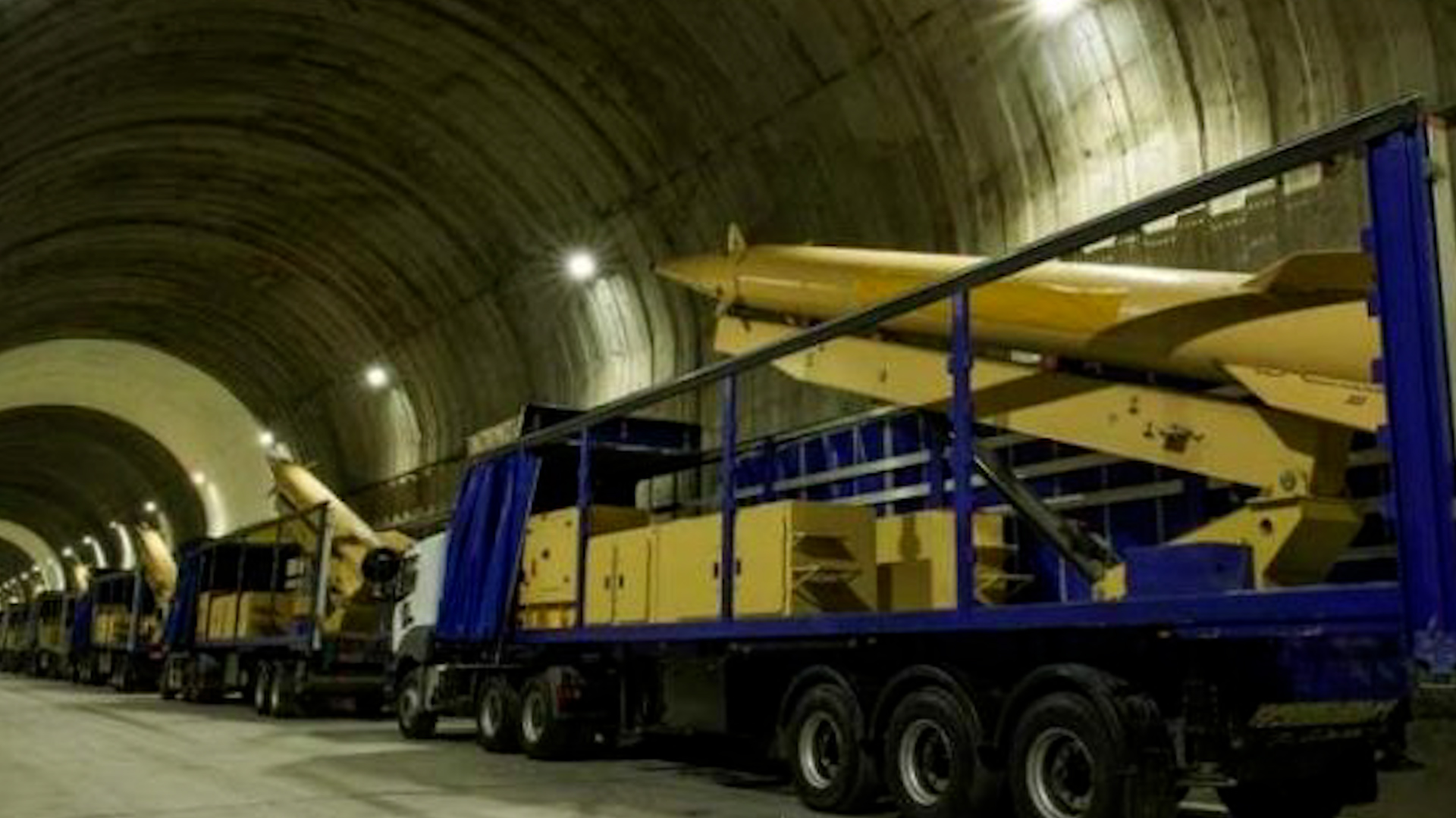 Iran khoe ‘thành phố tên lửa’ ngầm với đầy vũ khí đạn đạo - Ảnh 1.
