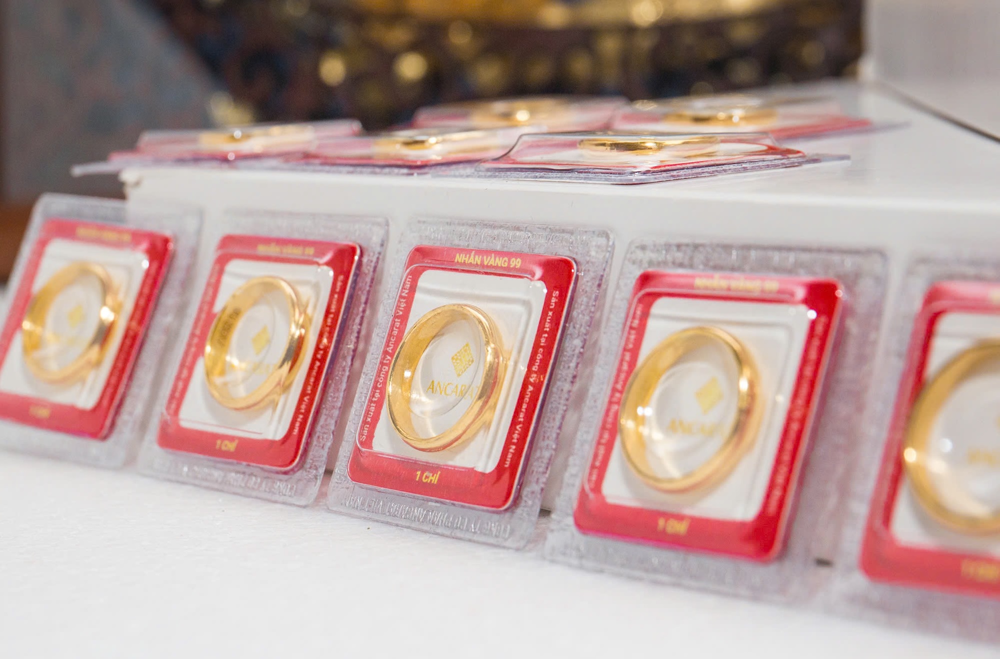 Giá vàng, giá bạc sáng 20.4 'lao dốc không phanh' - Ảnh 2.