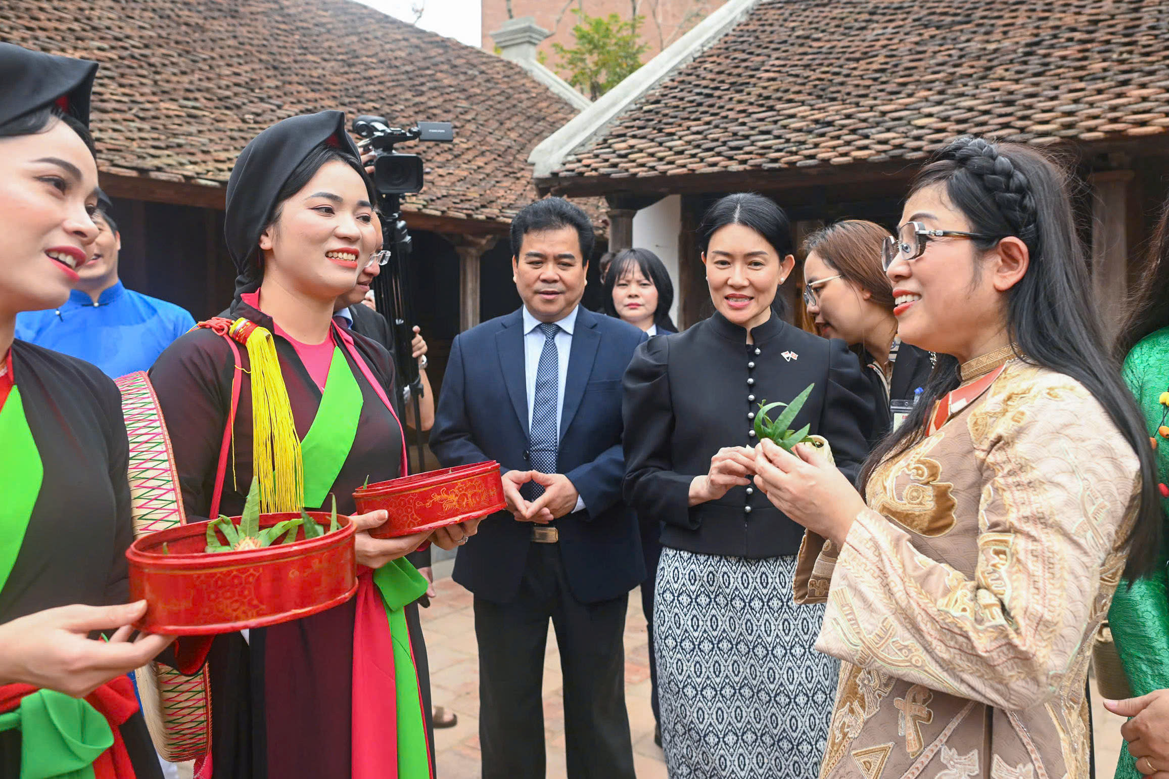 Phu nh&acirc;n Thủ tướng Singapore tham quan bảo t&agrave;ng, mặc &aacute;o d&agrave;i v&agrave; xem m&uacute;a rối nước - Ảnh 11.