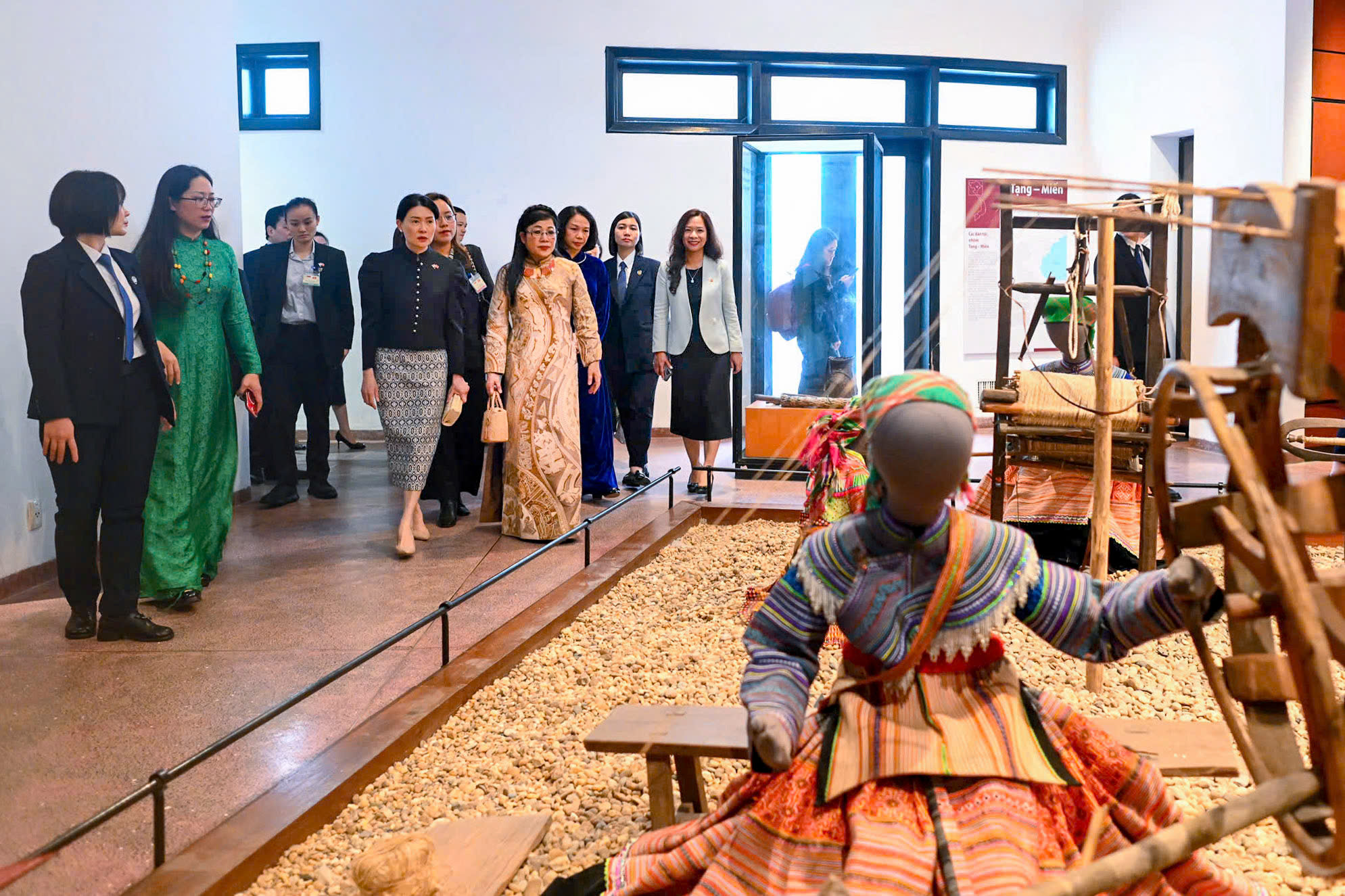 Phu nh&acirc;n Thủ tướng Singapore tham quan bảo t&agrave;ng, mặc &aacute;o d&agrave;i v&agrave; xem m&uacute;a rối nước - Ảnh 5.