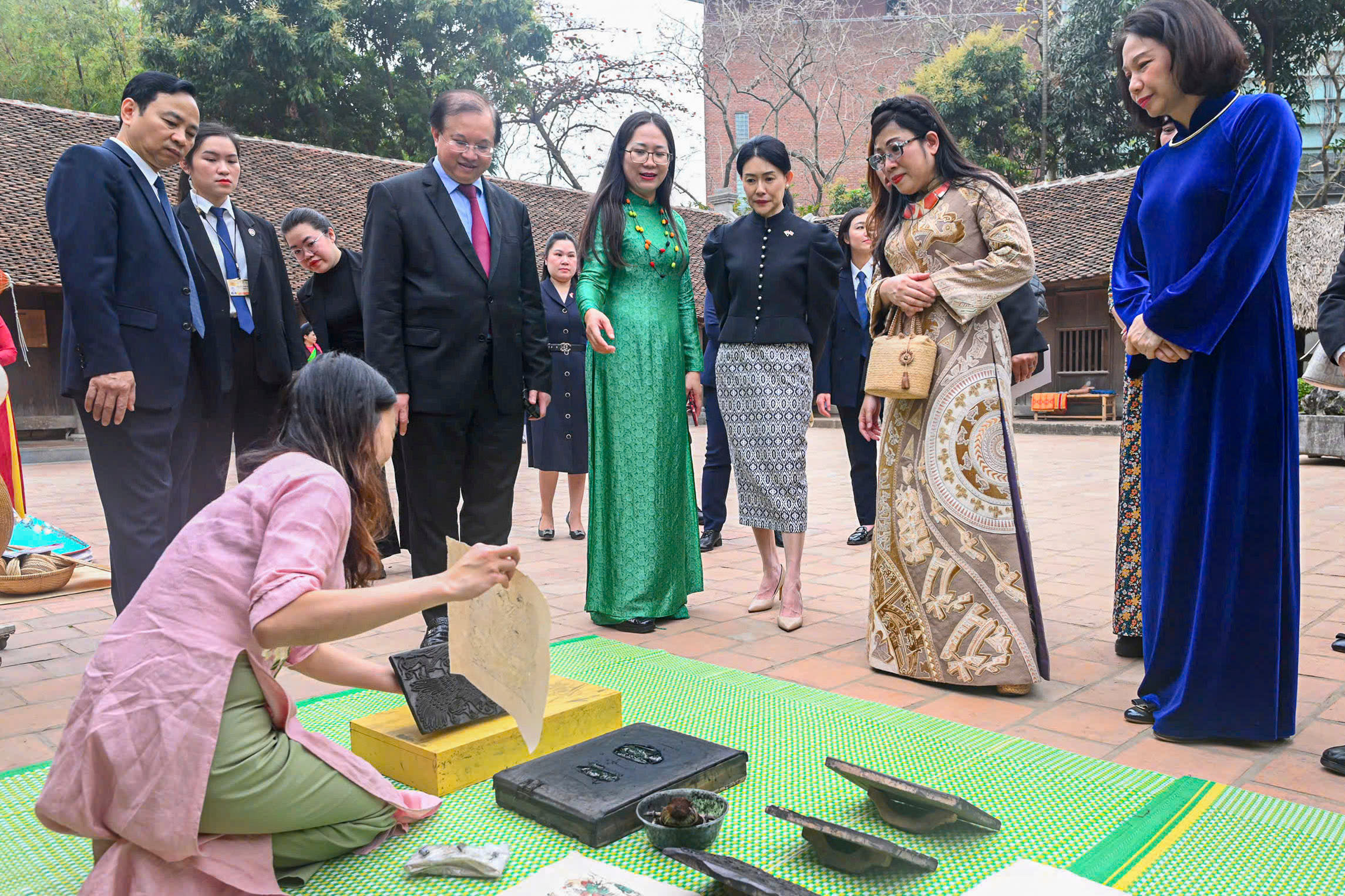 Phu nh&acirc;n Thủ tướng Singapore tham quan bảo t&agrave;ng, mặc &aacute;o d&agrave;i v&agrave; xem m&uacute;a rối nước - Ảnh 8.