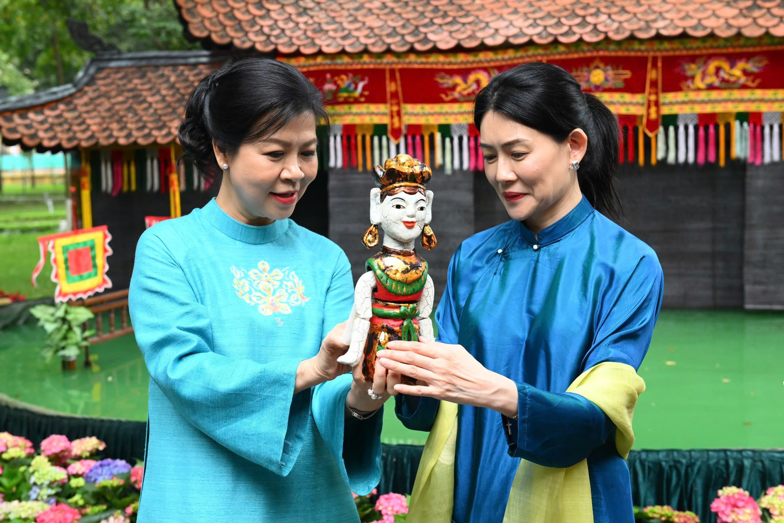 Phu nh&acirc;n Thủ tướng Singapore tham quan bảo t&agrave;ng, mặc &aacute;o d&agrave;i v&agrave; xem m&uacute;a rối nước - Ảnh 3.