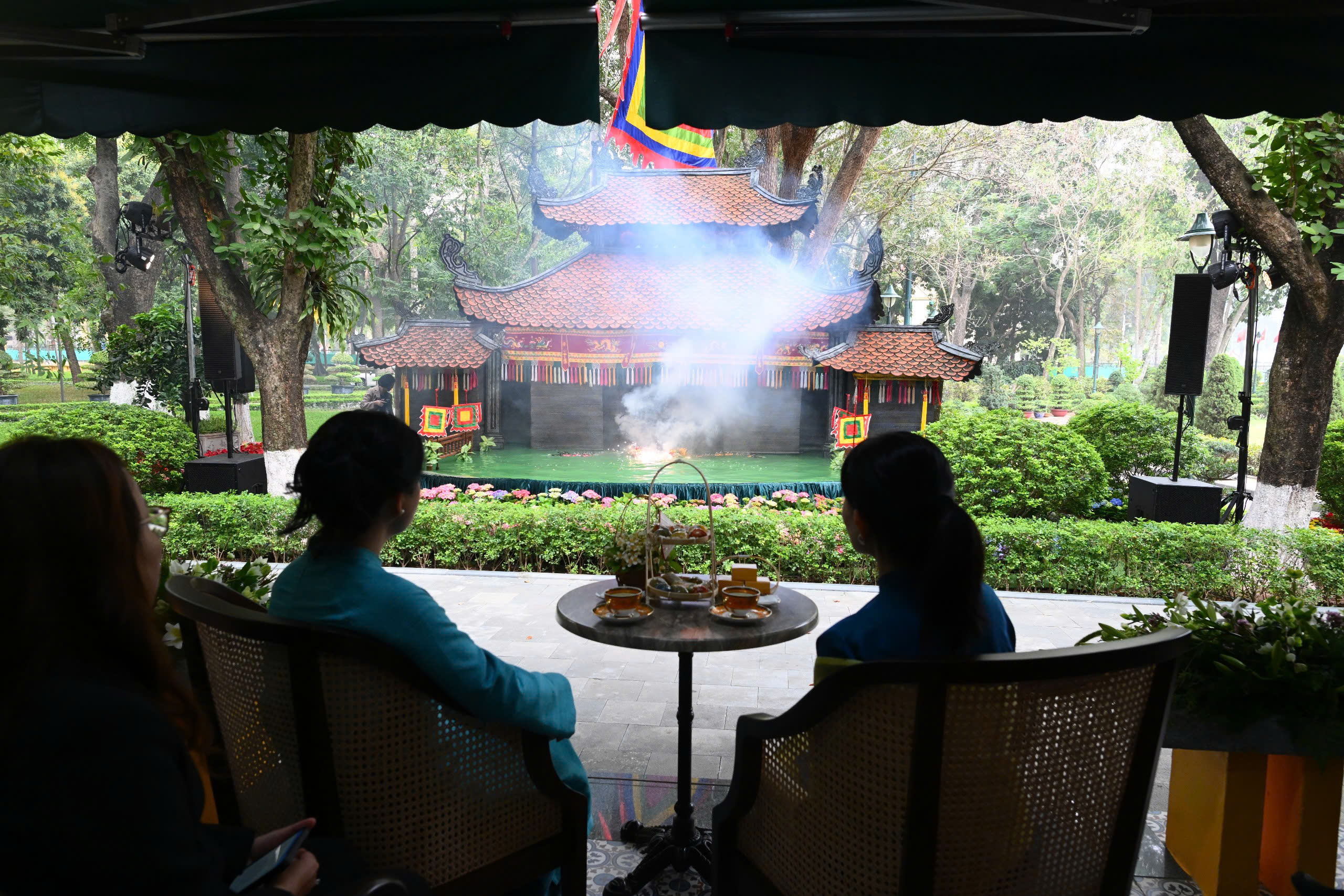 Phu nh&acirc;n Thủ tướng Singapore tham quan bảo t&agrave;ng, mặc &aacute;o d&agrave;i v&agrave; xem m&uacute;a rối nước - Ảnh 2.