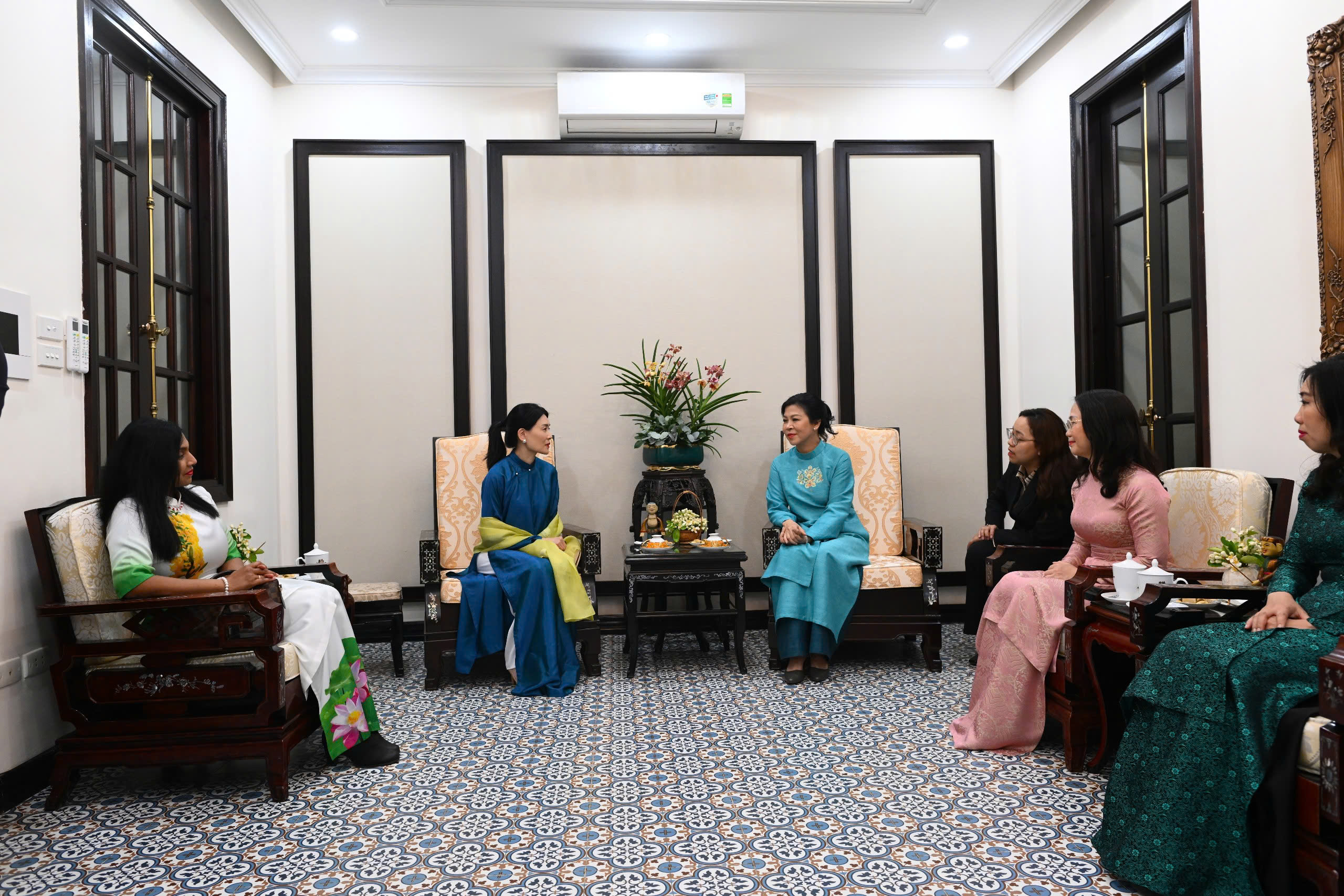 Phu nh&acirc;n Thủ tướng Singapore tham quan bảo t&agrave;ng, mặc &aacute;o d&agrave;i v&agrave; xem m&uacute;a rối nước - Ảnh 1.