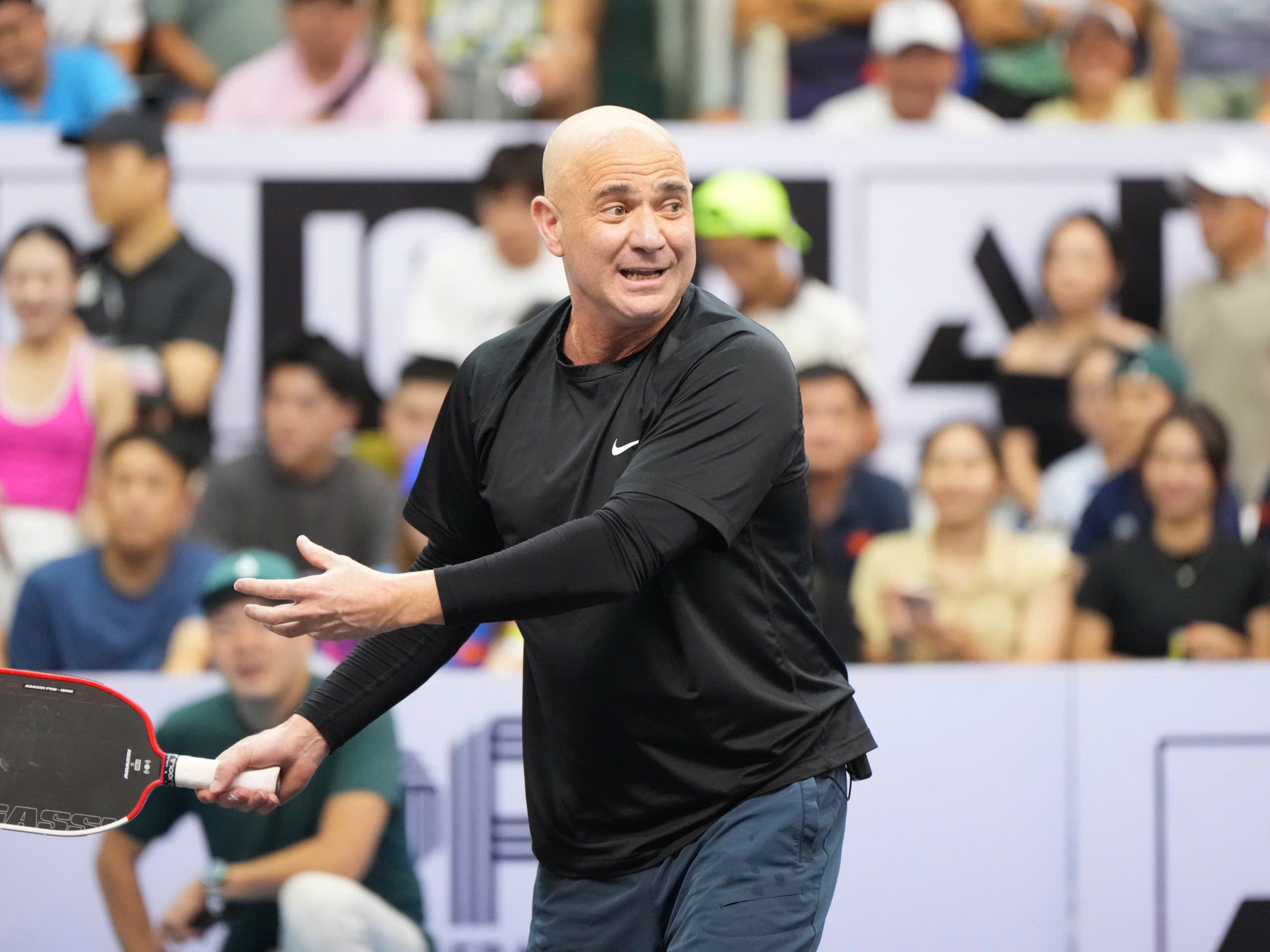 Thú vị tay vợt số 1 Ben Johns… làm thầy huyền thoại Andre Agassi chơi pickleball - Ảnh 1. Thú vị tay vợt số 1 Ben Johns… làm thầy huyền thoại Andre Agassi chơi pickleball - Ảnh 1.