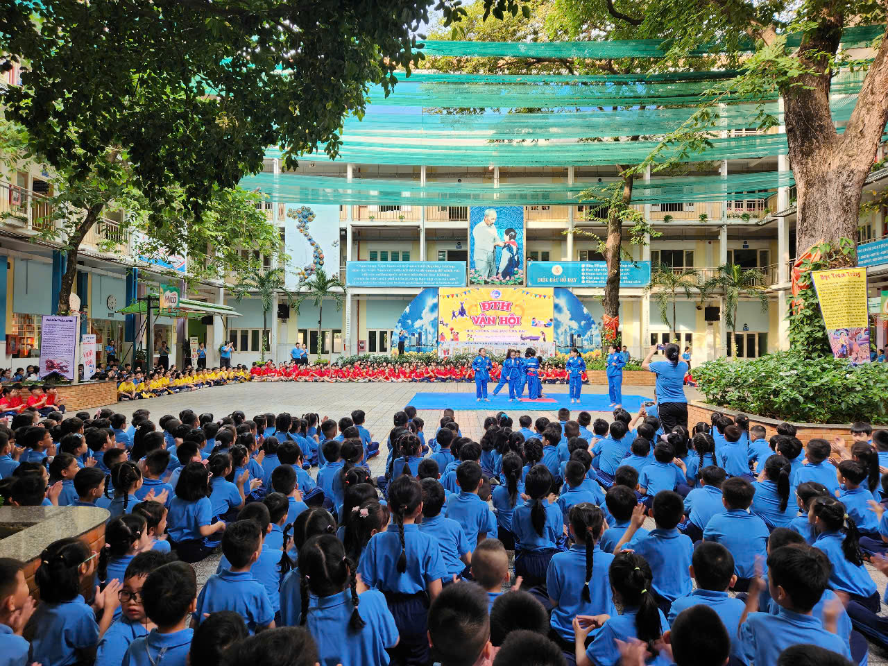 Lá cờ đỏ sao vàng được tạo hình từ hơn 1.000 học sinh, giáo viên - Ảnh 9.