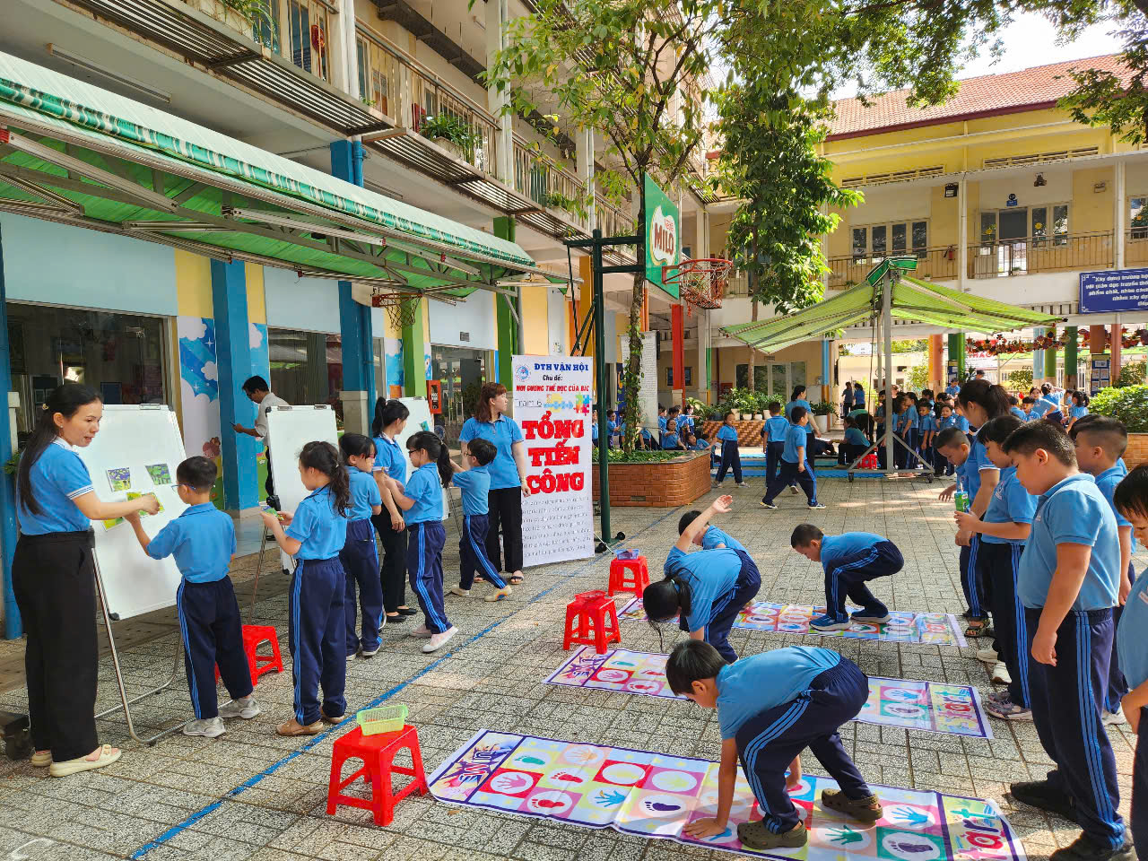 Lá cờ đỏ sao vàng được tạo hình từ hơn 1.000 học sinh, giáo viên - Ảnh 2.