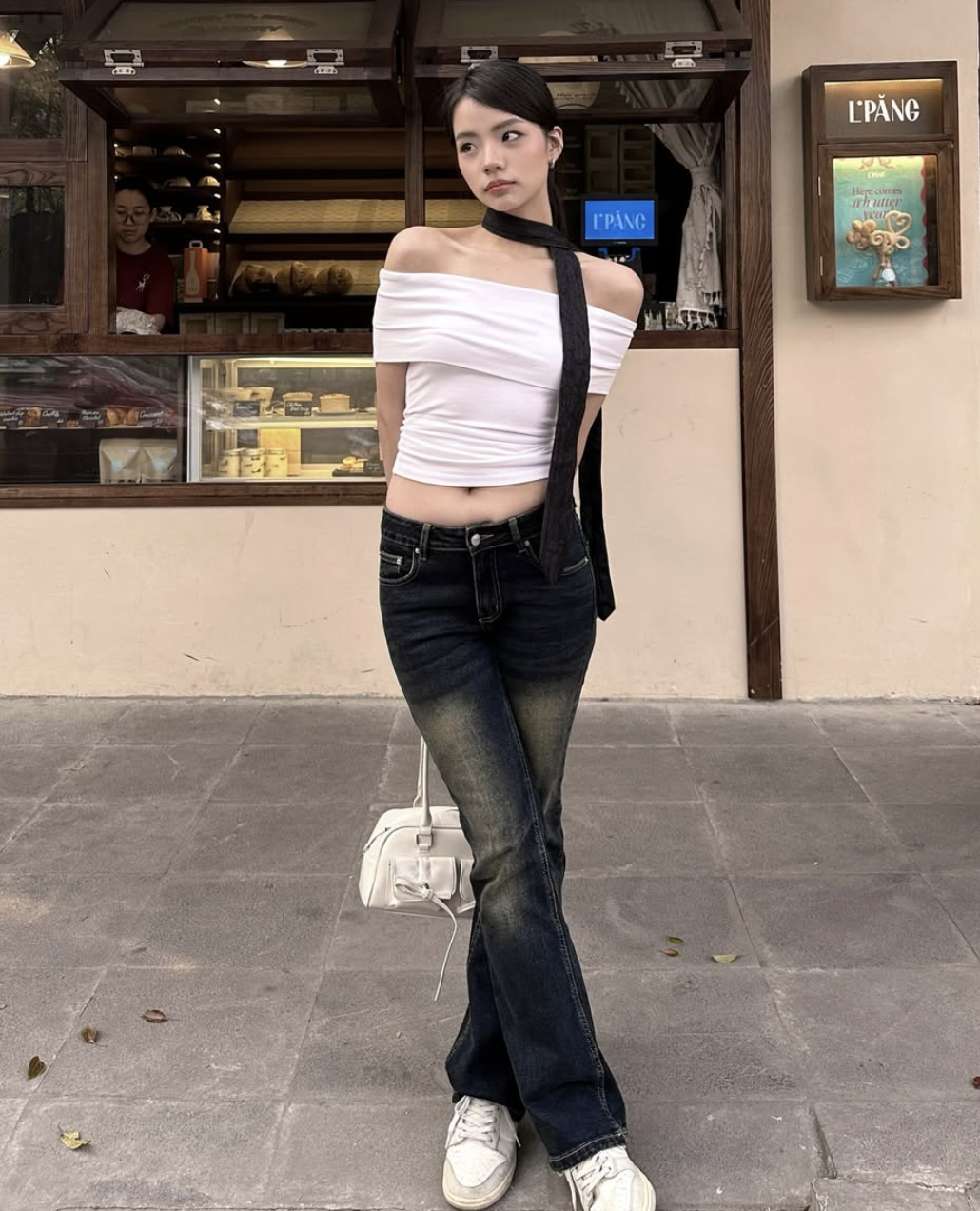 Wearing off-the-shoulder shirts helps her shine all sunny days - Photo 2. Diện áo trễ vai giúp nàng tỏa sáng suốt những ngày nắng- Ảnh 2.