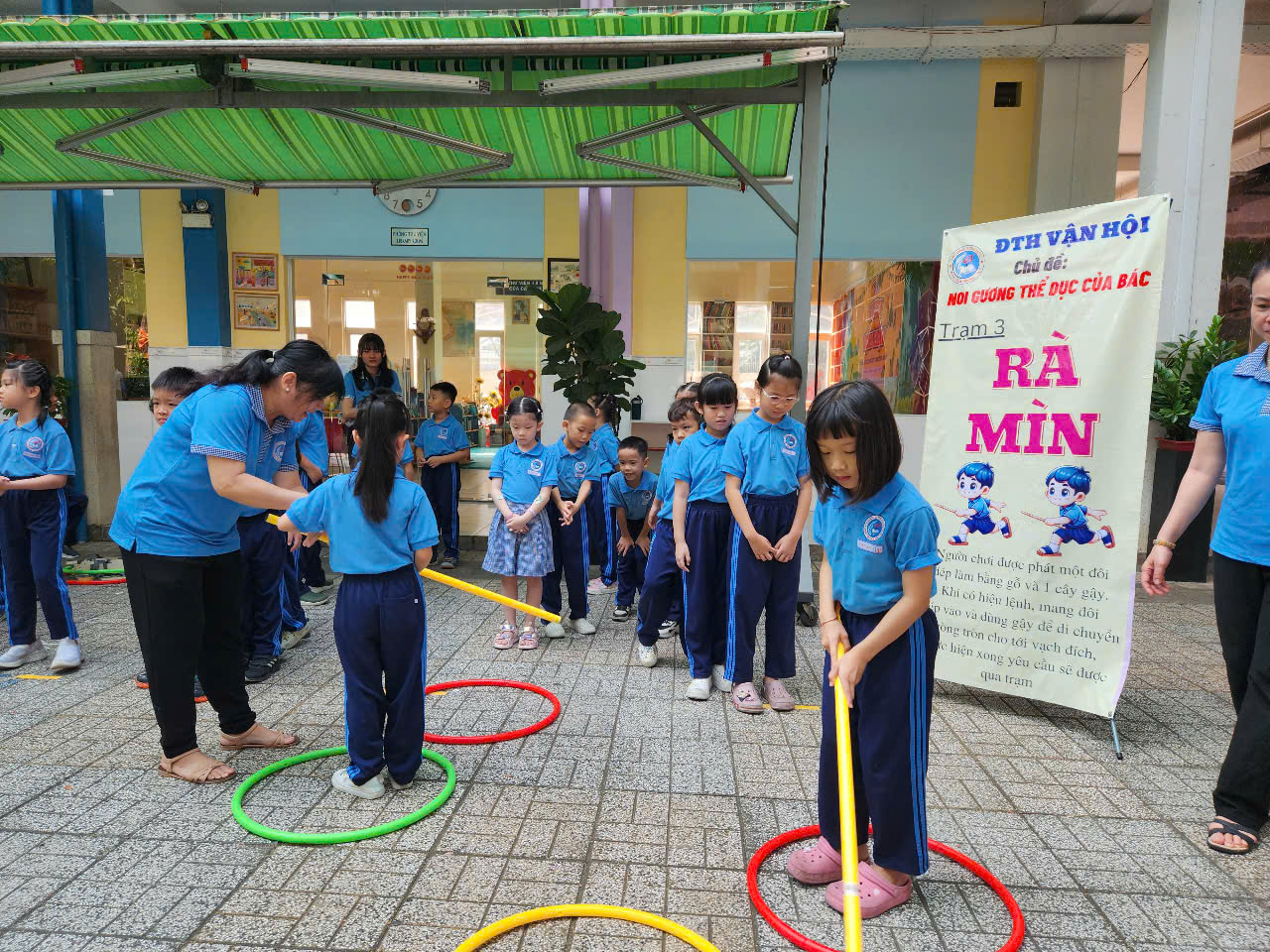 Lá cờ đỏ sao vàng được tạo hình từ hơn 1.000 học sinh, giáo viên - Ảnh 4.