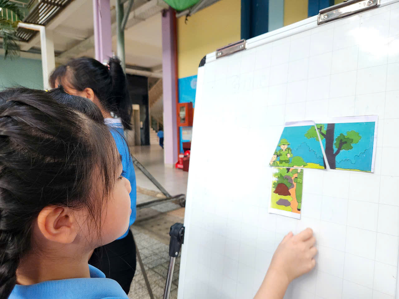 Lá cờ đỏ sao vàng được tạo hình từ hơn 1.000 học sinh, giáo viên - Ảnh 3.