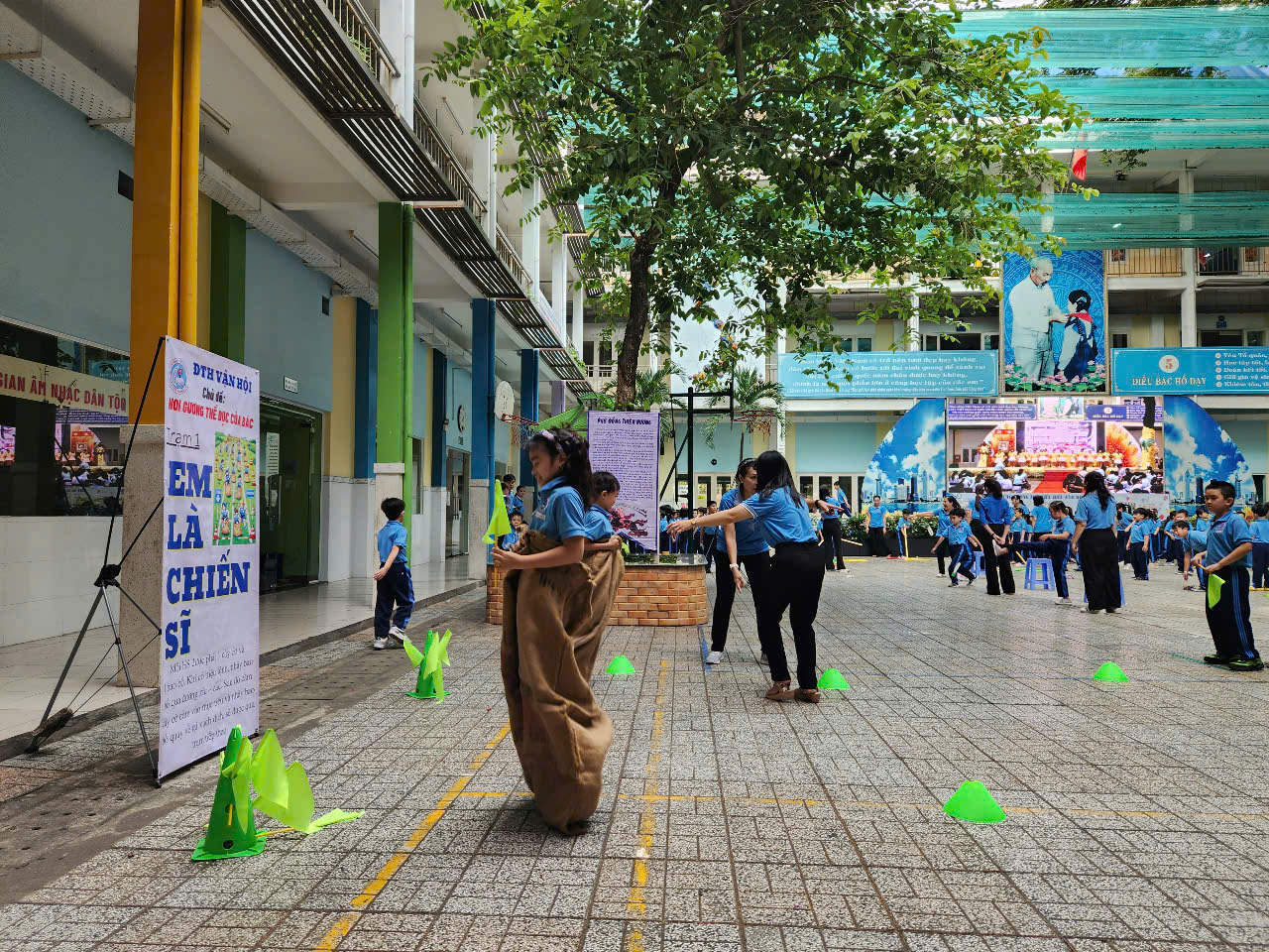 Lá cờ đỏ sao vàng được tạo hình từ hơn 1.000 học sinh, giáo viên - Ảnh 5.