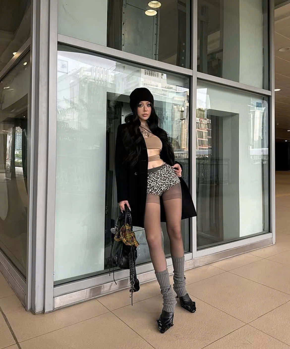 Pantalones cortos extremadamente cortos: una prenda que no puede faltar en los días activos de verano - Foto 4. Quần đùi cực ngắn - món đồ không nên bỏ qua cho ngày hè năng động- Ảnh 4.