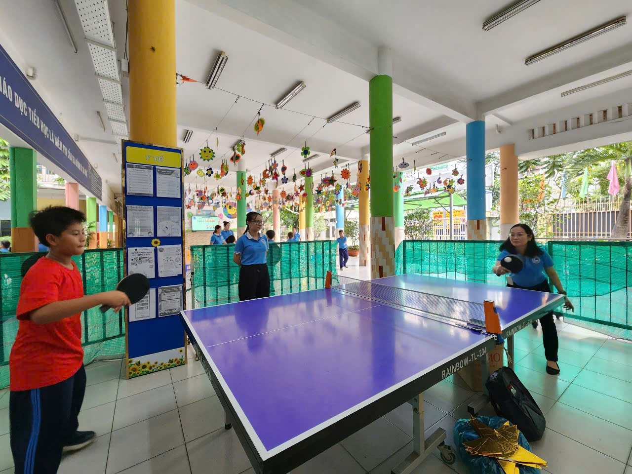 Lá cờ đỏ sao vàng được tạo hình từ hơn 1.000 học sinh, giáo viên - Ảnh 1.