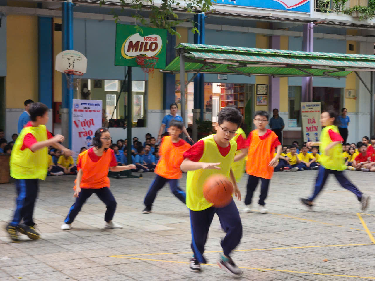 Lá cờ đỏ sao vàng được tạo hình từ hơn 1.000 học sinh, giáo viên - Ảnh 6.