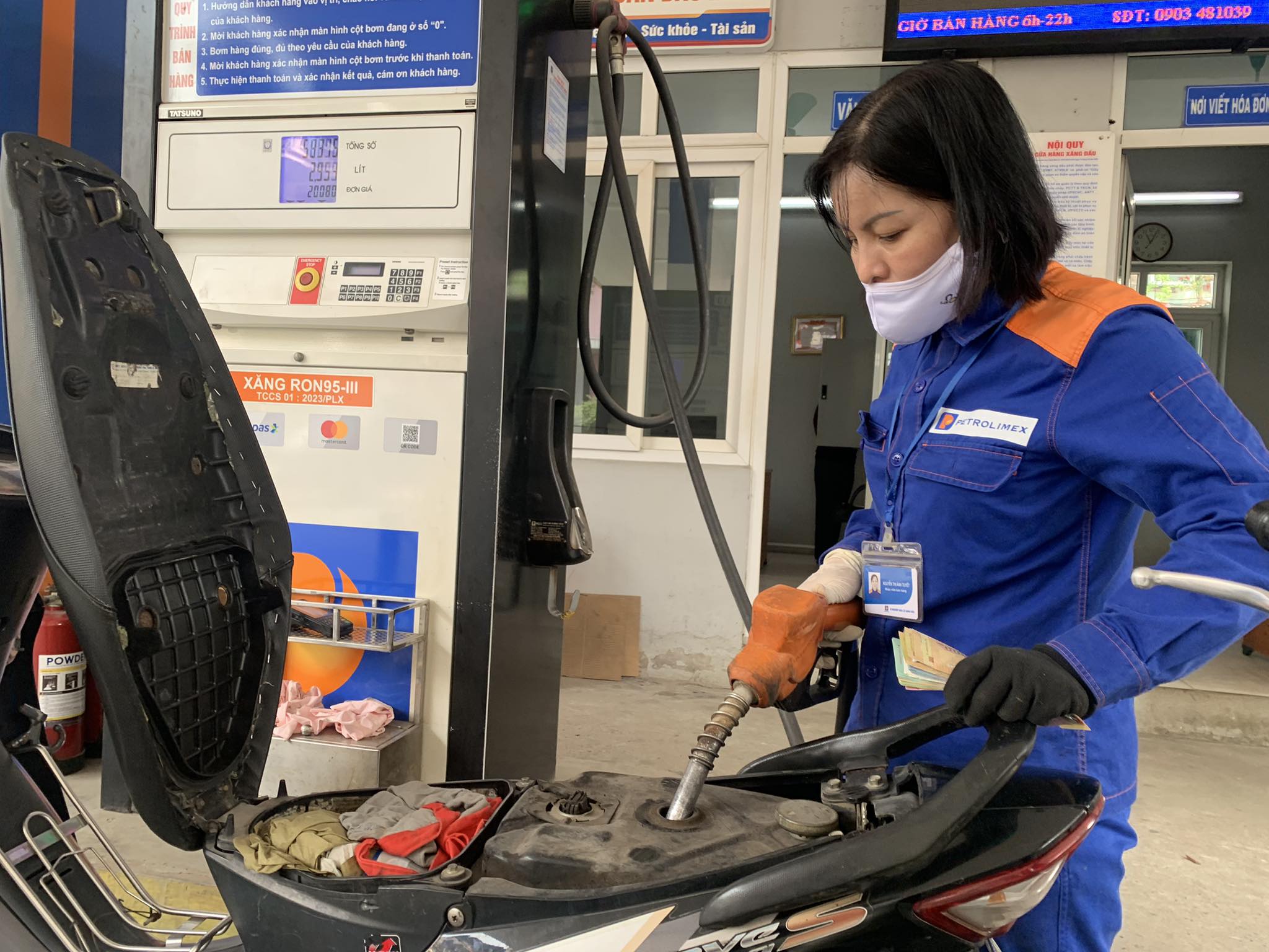 Giá xăng giảm, dầu tăng từ 15 giờ hôm nay- Ảnh 1.