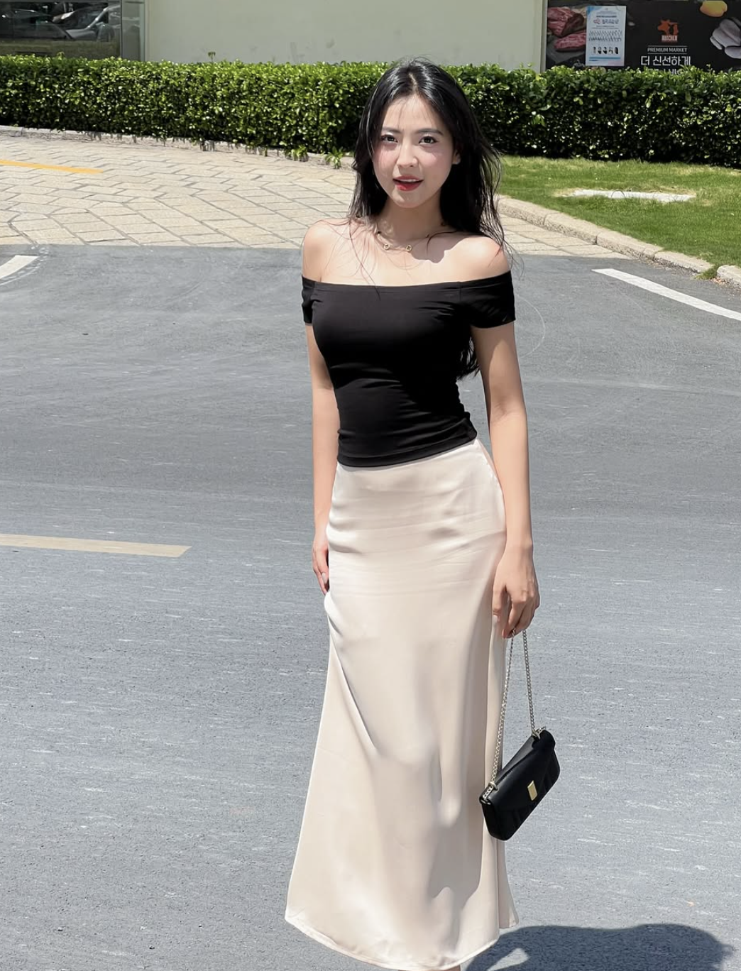 Wearing off-the-shoulder shirts helps her shine all sunny days - Photo 8. Diện áo trễ vai giúp nàng tỏa sáng suốt những ngày nắng- Ảnh 8.