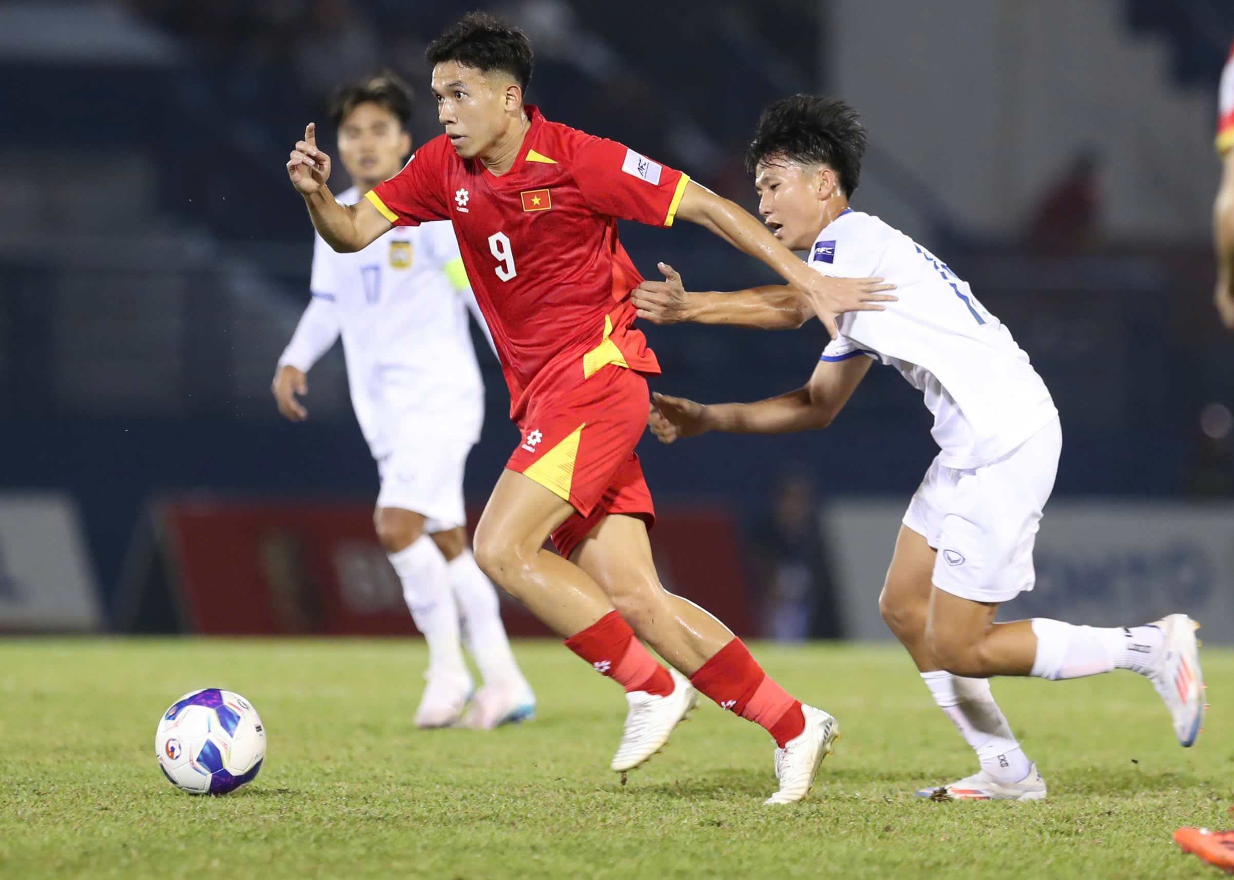 HLV Kim đã tìm ra chìa khóa nâng cấp khu trung tuyến đội tuyển Việt Nam, quá vui!- Ảnh 1.