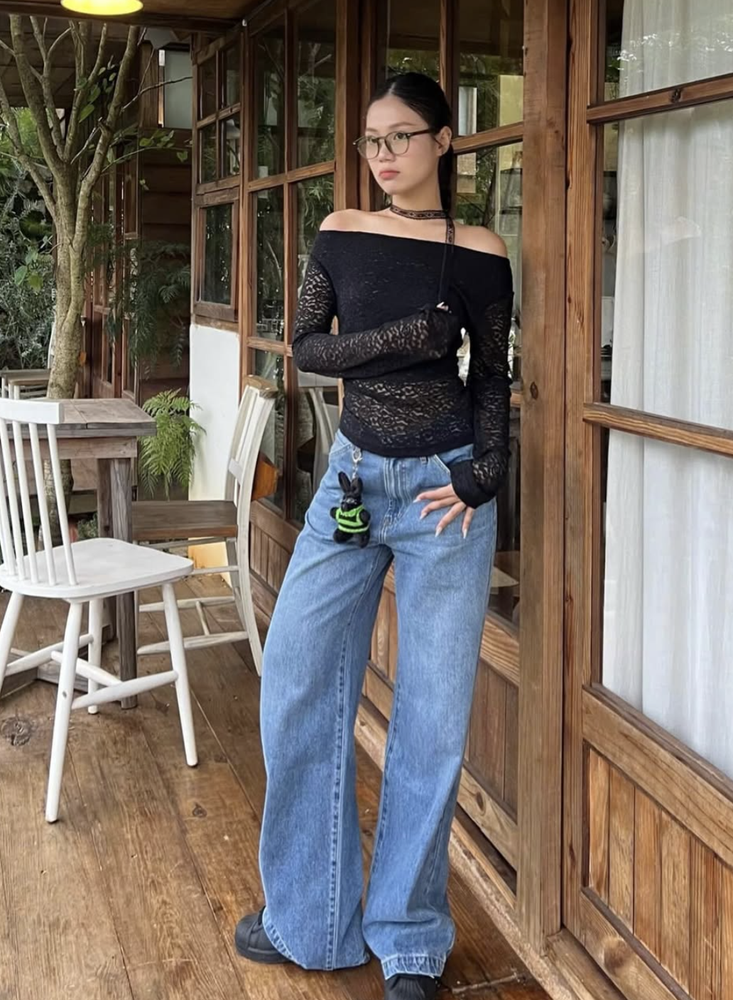Wearing off-the-shoulder shirts helps her shine all sunny days - Photo 5. Diện áo trễ vai giúp nàng tỏa sáng suốt những ngày nắng- Ảnh 5.