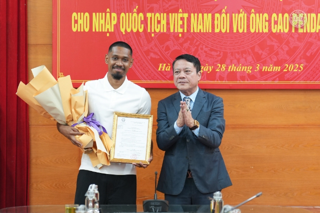 Cao Pendant Quang Vinh nhận quốc tịch Việt Nam: 'Tôi cống hiến hết sức cho bóng đá nước nhà'- Ảnh 2. Cao Pendant Quang Vinh nhận quốc tịch Việt Nam: 'Tôi cống hiến hết sức cho bóng đá nước nhà'- Ảnh 2.