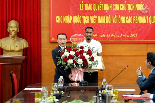 Cao Pendant Quang Vinh nhận quốc tịch Việt Nam: 'Tôi cống hiến hết sức cho bóng đá nước nhà'- Ảnh 3. Cao Pendant Quang Vinh nhận quốc tịch Việt Nam: 'Tôi cống hiến hết sức cho bóng đá nước nhà'- Ảnh 3.