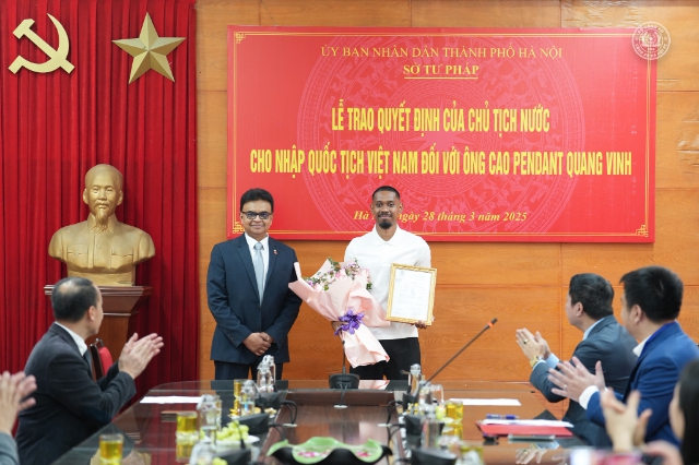 Cao Pendant Quang Vinh nhận quốc tịch Việt Nam: 'Tôi cống hiến hết sức cho bóng đá nước nhà'- Ảnh 4. Cao Pendant Quang Vinh nhận quốc tịch Việt Nam: 'Tôi cống hiến hết sức cho bóng đá nước nhà'- Ảnh 4.