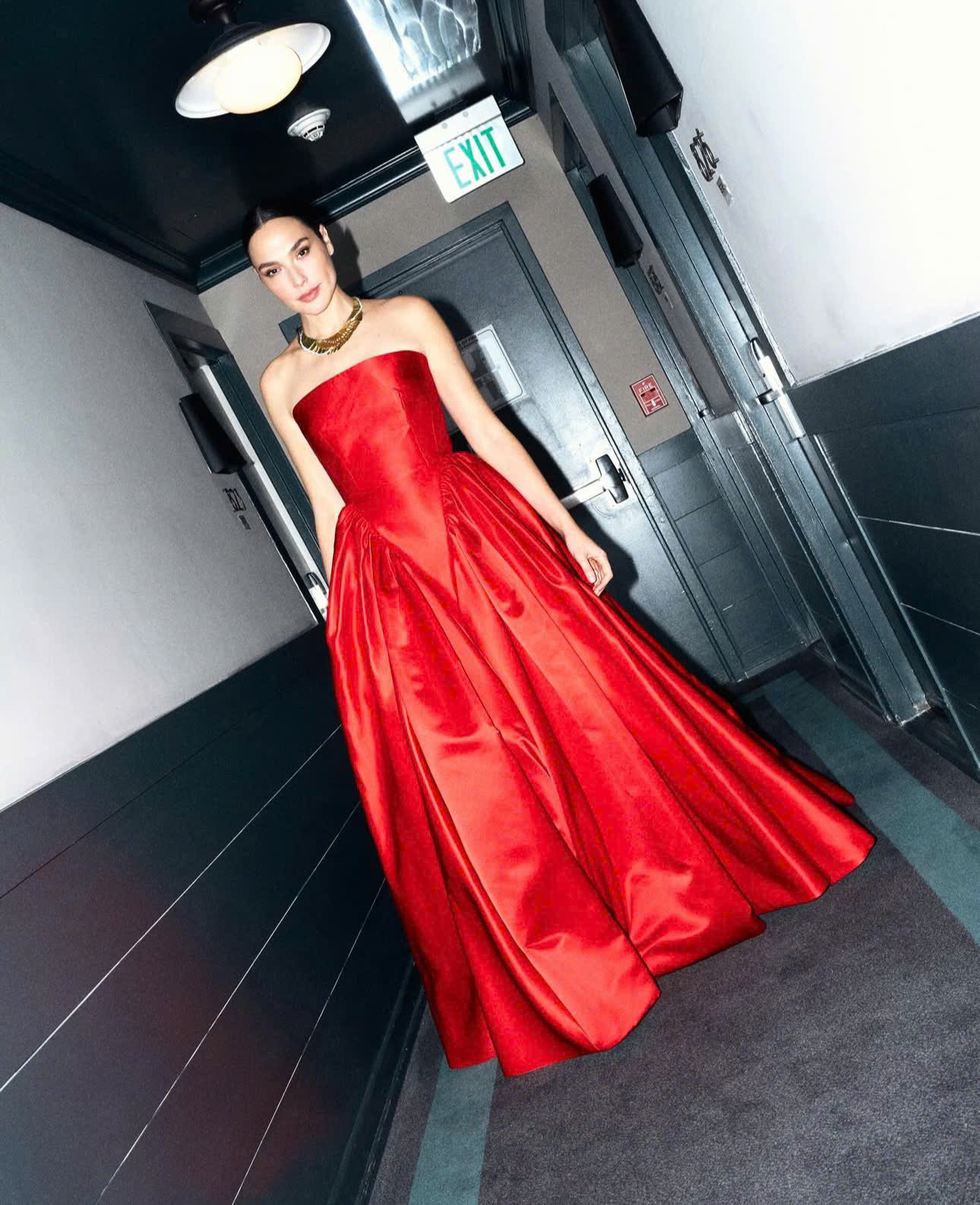 Ekranların en güzel kraliçesi Gal Gadot'nun zarif stili - Fotoğraf 1. Phong cách thanh lịch của 'Hoàng hậu đẹp nhất màn ảnh' Gal Gadot- Ảnh 1.