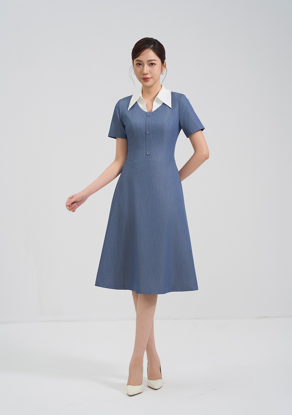 Dodá vašemu outfitu hloubku vrstvením - Foto 2. Tạo chiều sâu cho trang phục bằng phong cách phối đồ nhiều lớp- Ảnh 2.