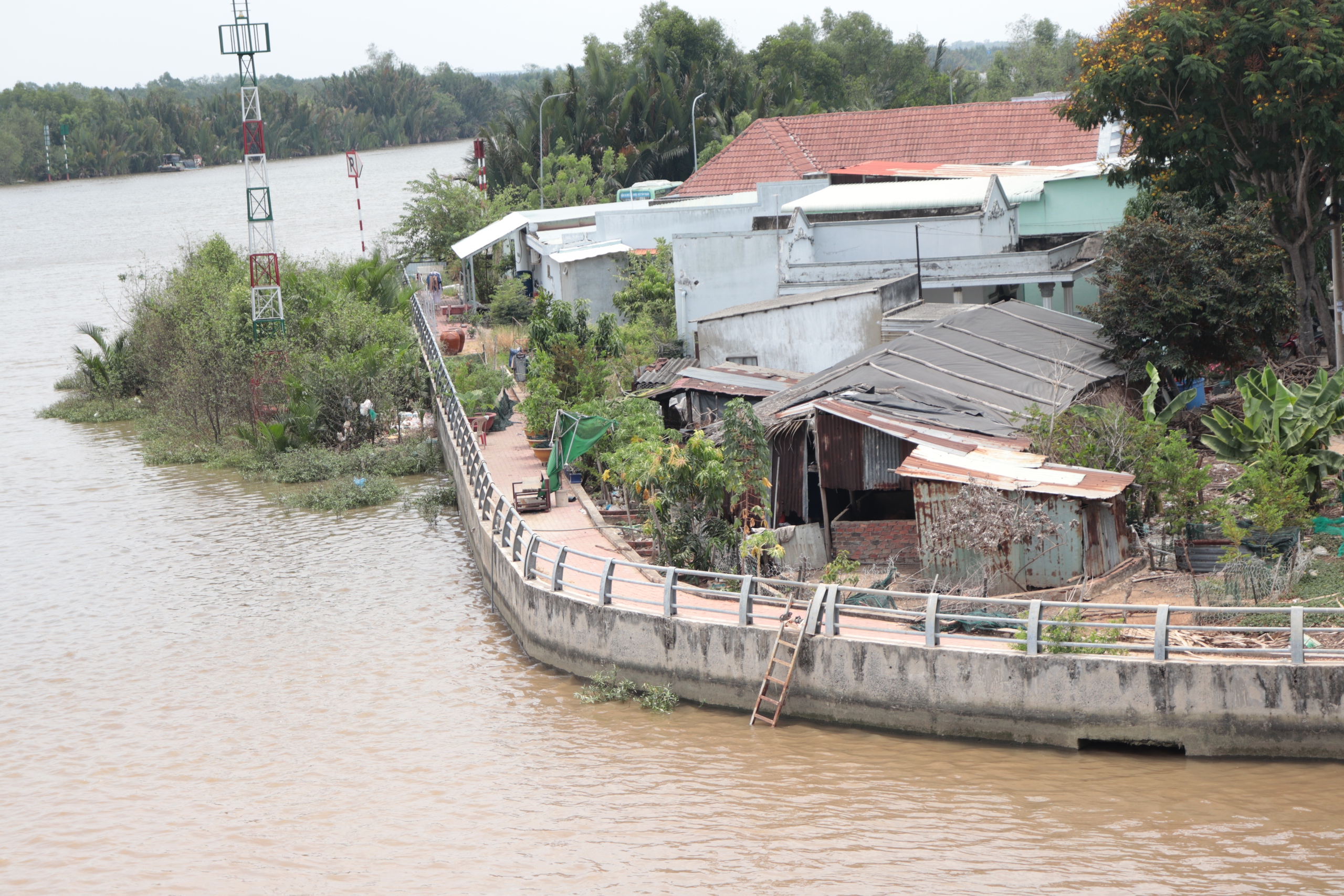TP.HCM chi 142 tỷ x&acirc;y bờ k&egrave; chống sạt lở, người d&acirc;n mong &lsquo;xong trong năm nay&rsquo;  - Ảnh 2.
