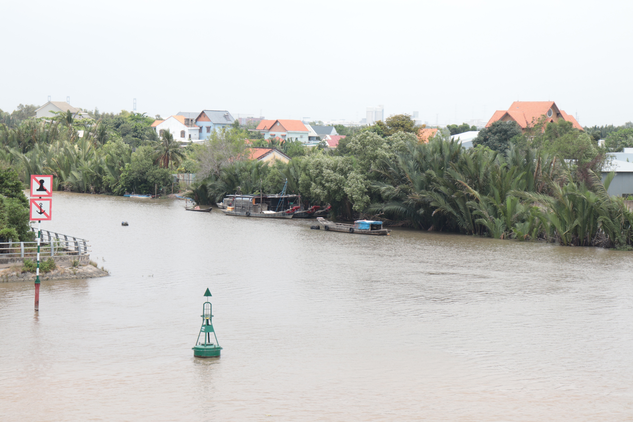 TP.HCM chi 142 tỷ x&acirc;y bờ k&egrave; chống sạt lở, người d&acirc;n mong &lsquo;xong trong năm nay&rsquo;  - Ảnh 1.
