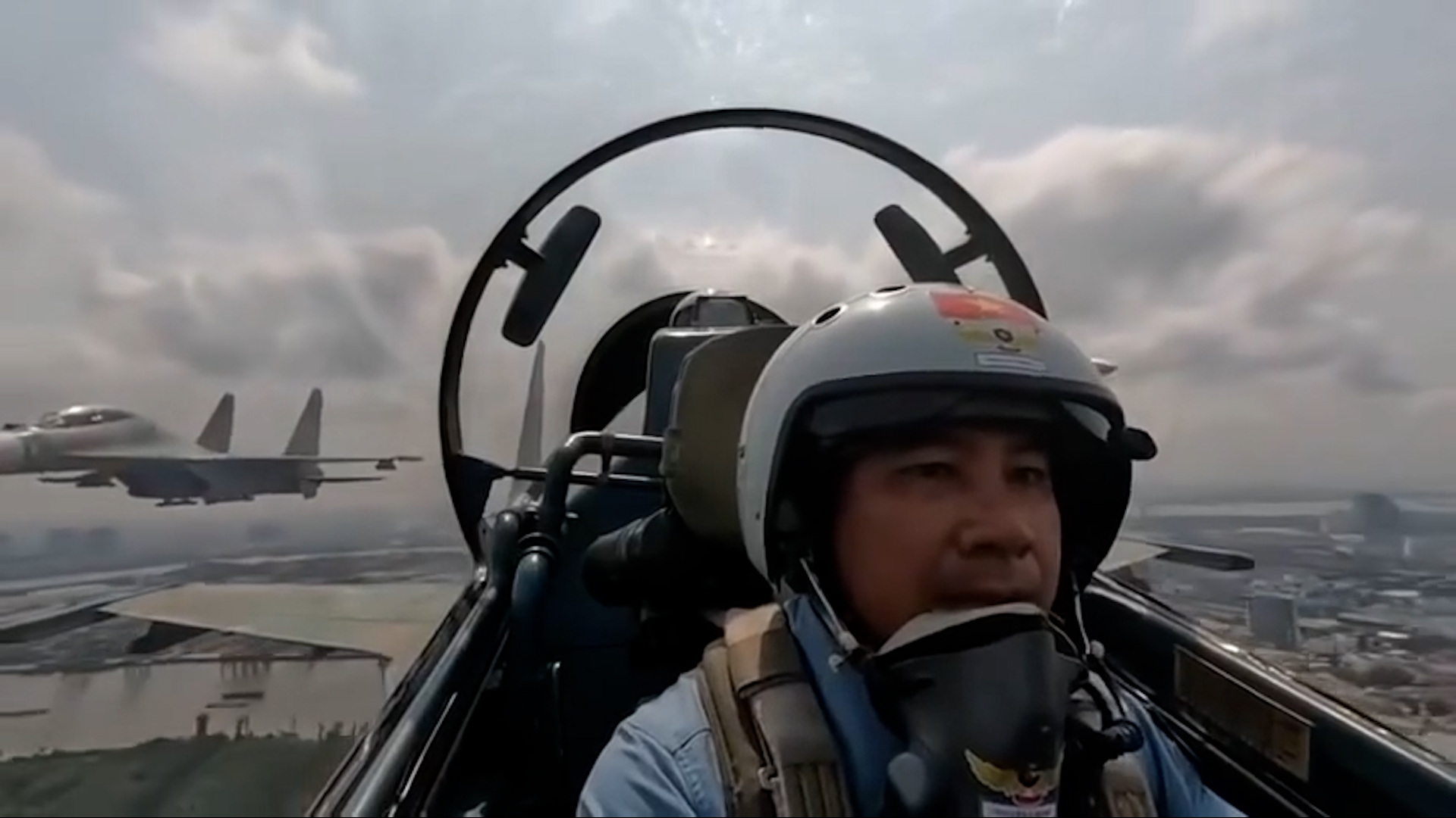 Cận cảnh phi công lái Su-30MK2 nhào lộn trên bầu trời - Ảnh 1.