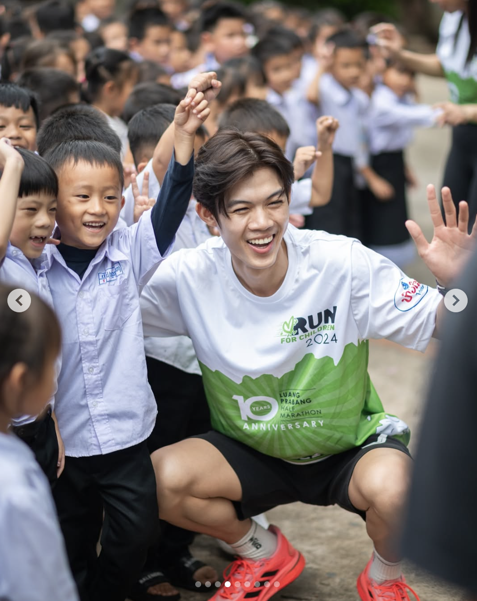 Hot boy Lào Tạm gác sân cỏ mơ thành bác sĩ thể thao tại Việt Nam - Ảnh 4.