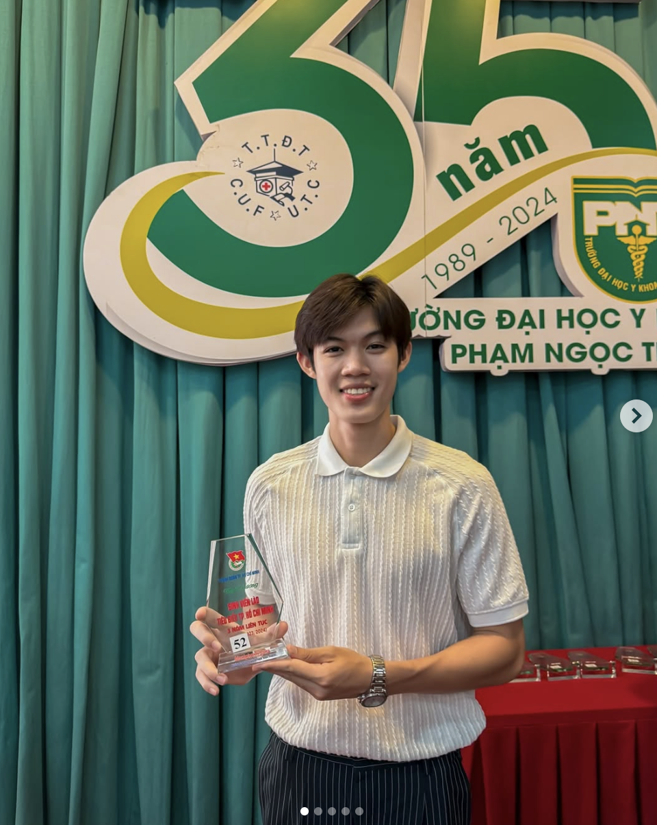 Hot boy Lào Tạm gác sân cỏ mơ thành bác sĩ thể thao tại Việt Nam - Ảnh 1.