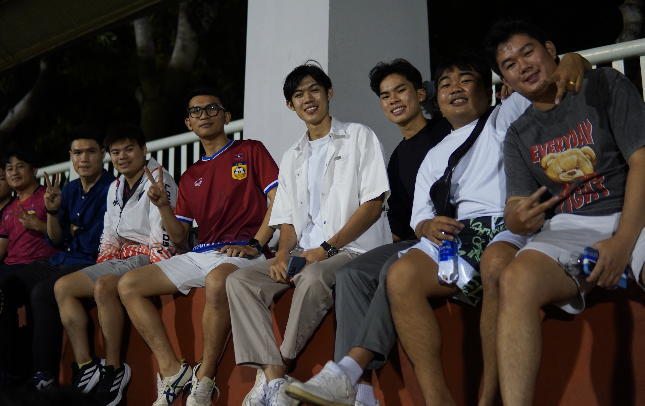 Hot boy Lào Tạm gác sân cỏ mơ thành bác sĩ thể thao tại Việt Nam - Ảnh 5.