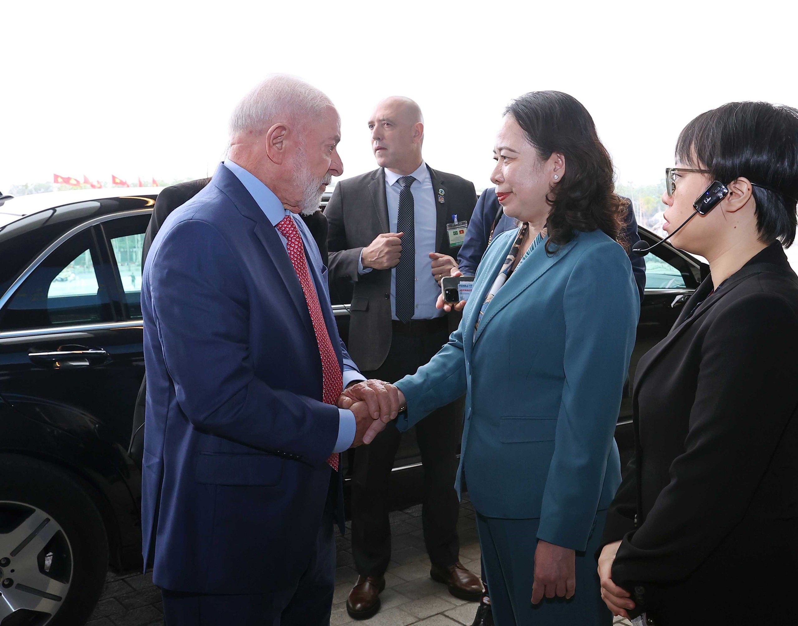 Tổng thống Brazil thăm Bảo t&agrave;ng Qu&acirc;n sự Việt Nam , ngắm xe tăng Lịch sử - Ảnh 1.