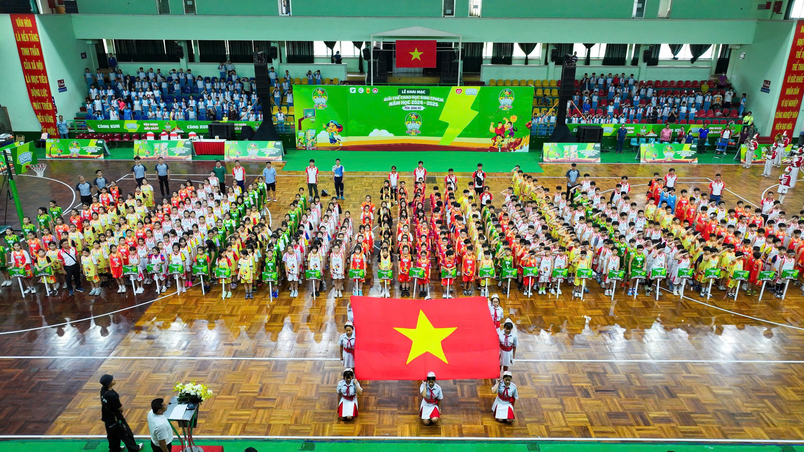 Nghệ sĩ Trường Giang khuấy động không khí tại giải bóng rổ học sinh TP.HCM- Ảnh 2. Nghệ sĩ Trường Giang khuấy động không khí tại giải bóng rổ học sinh TP.HCM- Ảnh 2.